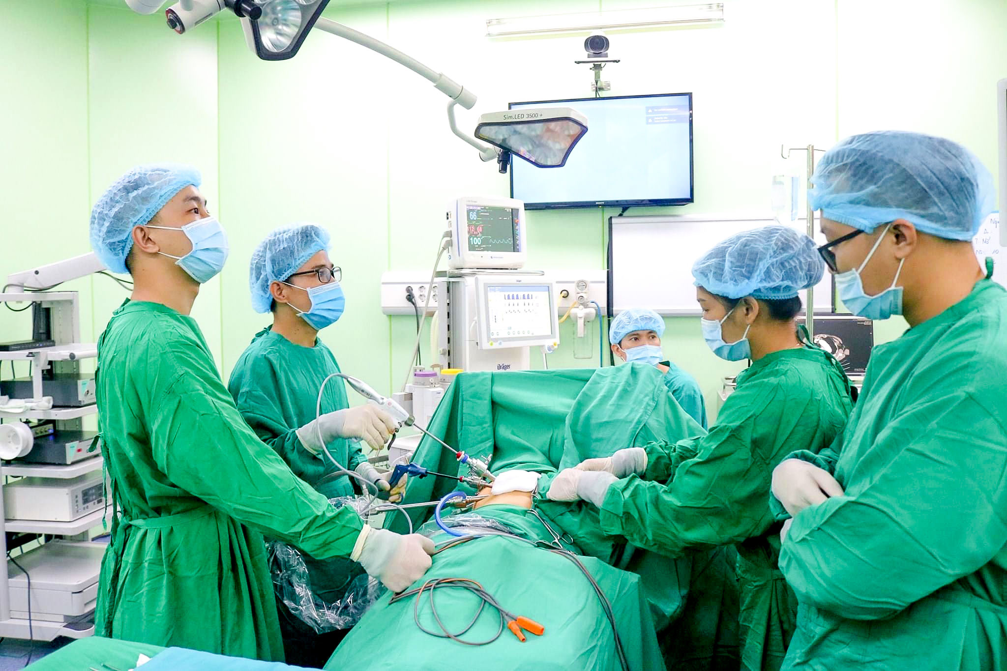 Phẫu thuật nội soi lồng ngực cắt u nang trung thất lớn chèn ép khí quản.