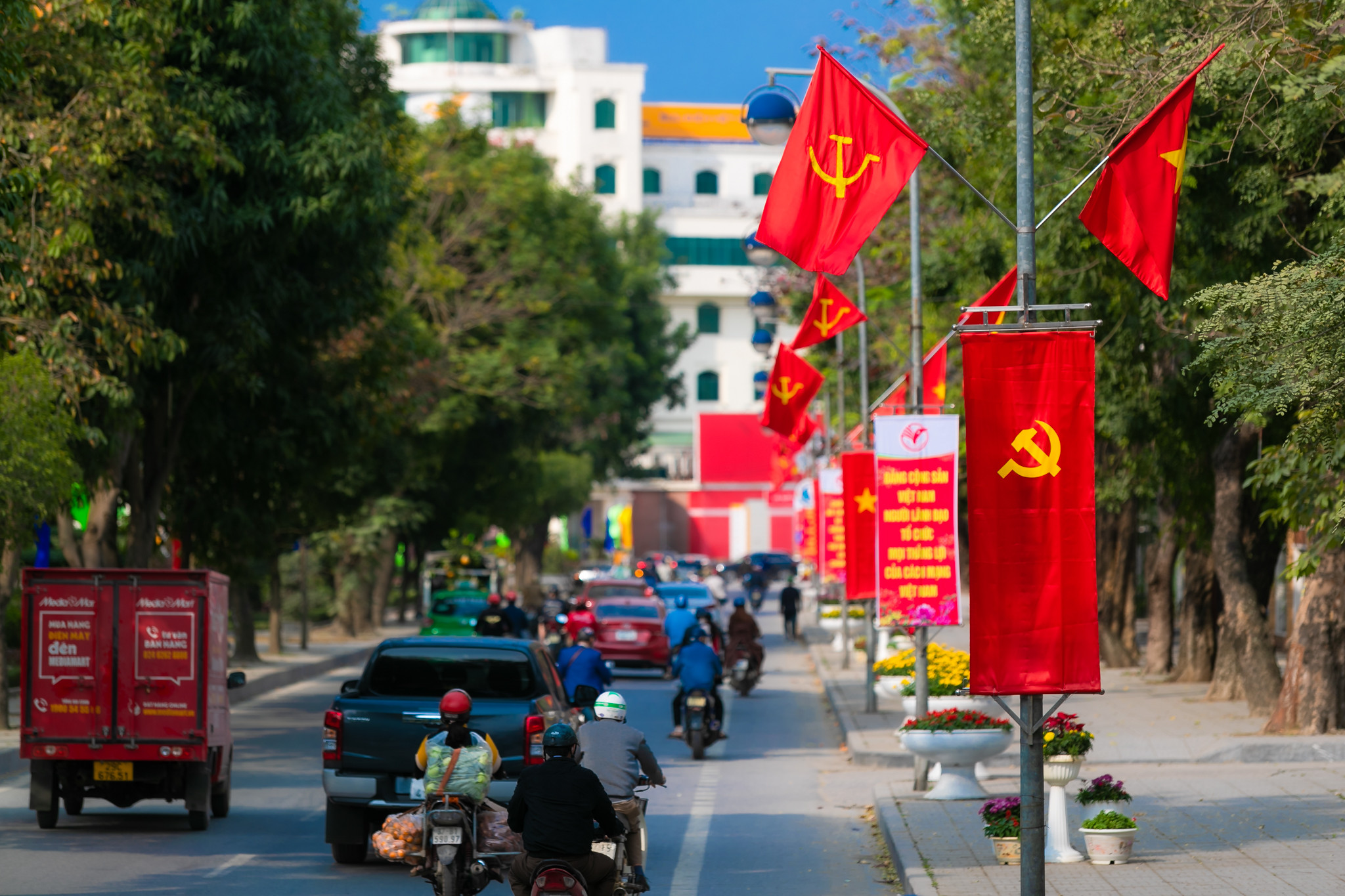 Tuyến đường Lê Mao nơi tập trung lượng lớn các phương tiện giao thông qua lại, ở đây TP đã bố trí dày đặc các lá cờ, các tấm băng rôn với nhiều câu khẩu hiệu gần gũi dễ nhớ tạo không khí rộn ràng chào mừng ngày thành lập Đảng. Ảnh: Đức Anh