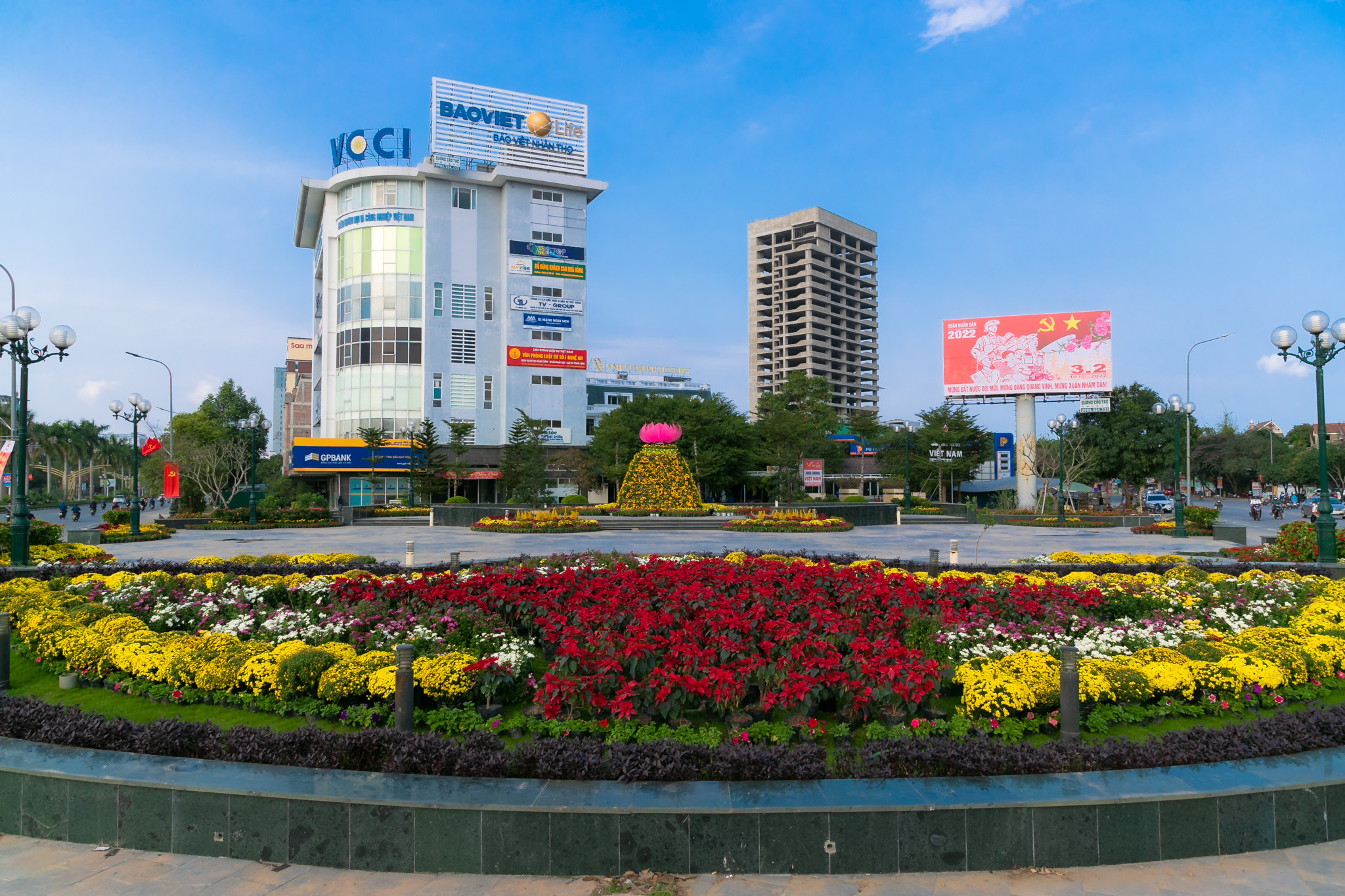 Vòng xuyến Đại lộ Lên Nin được tp trang hoàng nhiều loại hoa đẹp, phía trên được lắp đặt các tấm biển Pano cỡ lớn tuyên truyền về ngày thành lập Đảng. Ảnh: Đức Anh