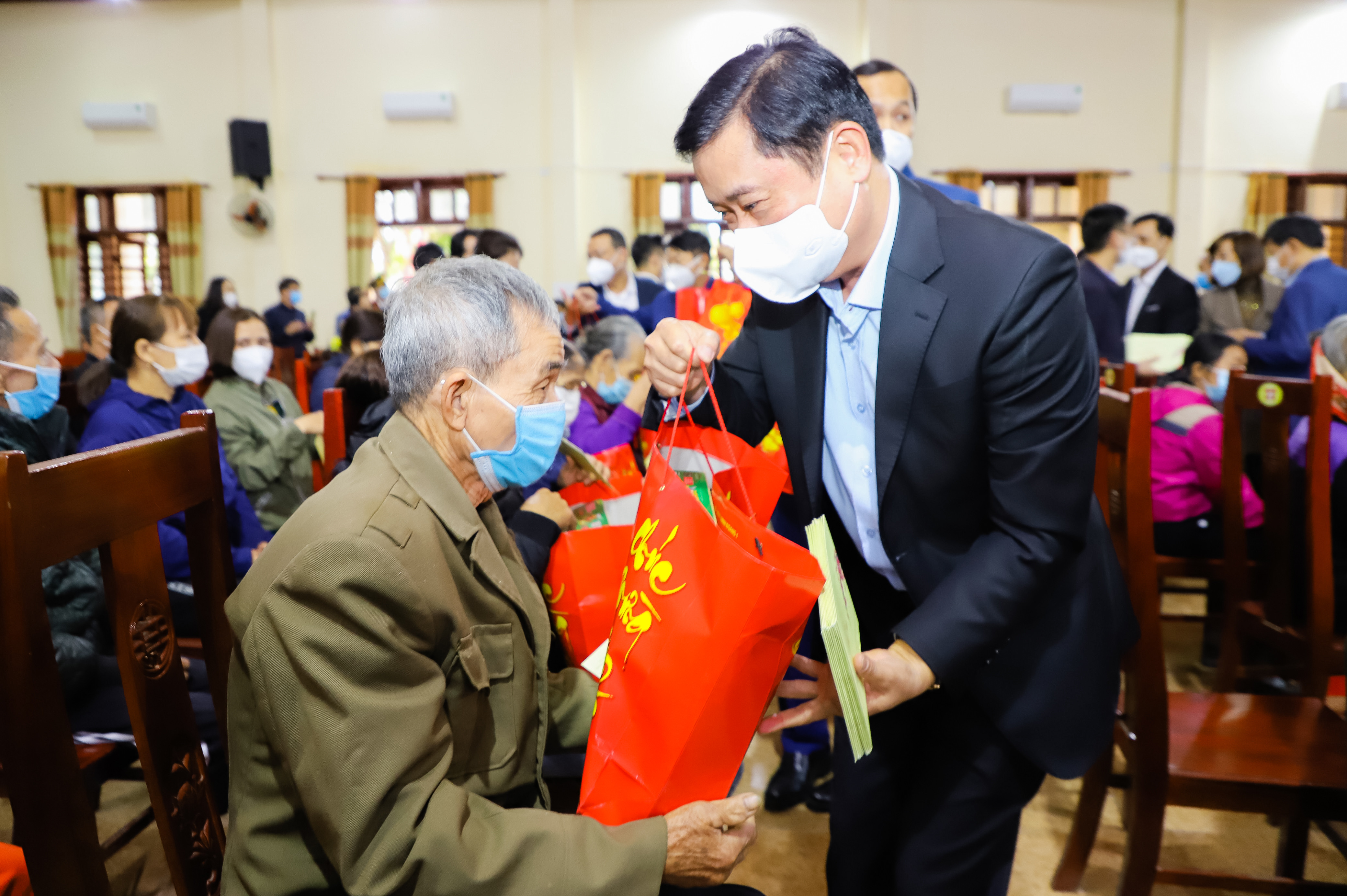 Đồng chí Thái Thanh Quý - Bí thư Tỉnh ủy trao quà của Chủ tịch Quốc hội cho người dân. Ảnh: Phạm Bằng