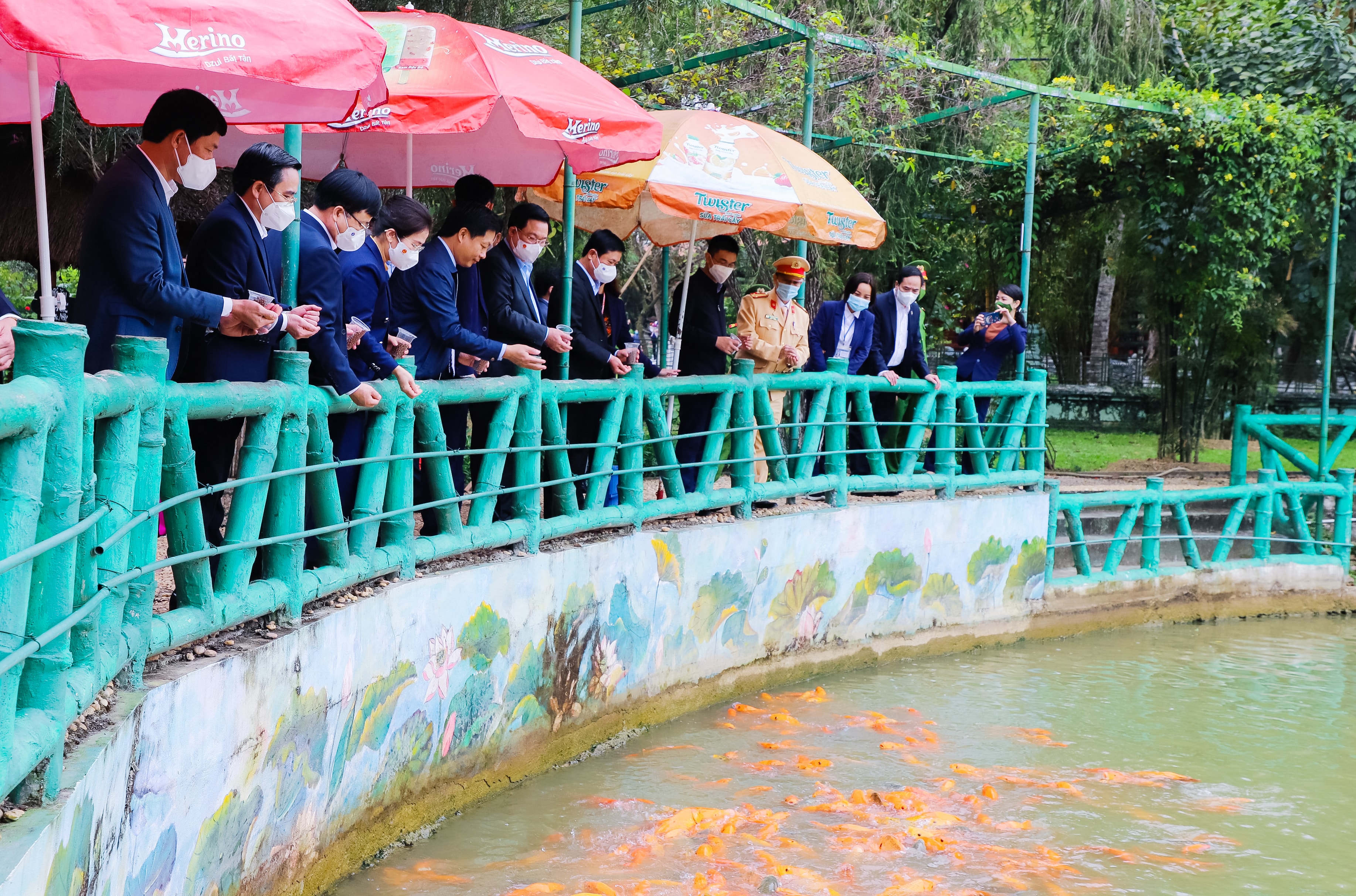 Chủ tịch Quốc hội Vương Đình Huện cũng lãnh đạo tỉnh Nghệ An cho đàn cá trong ao cá Bác Hồ trong Khu di tích Kim Liên. Ảnh: Phạm Bằng