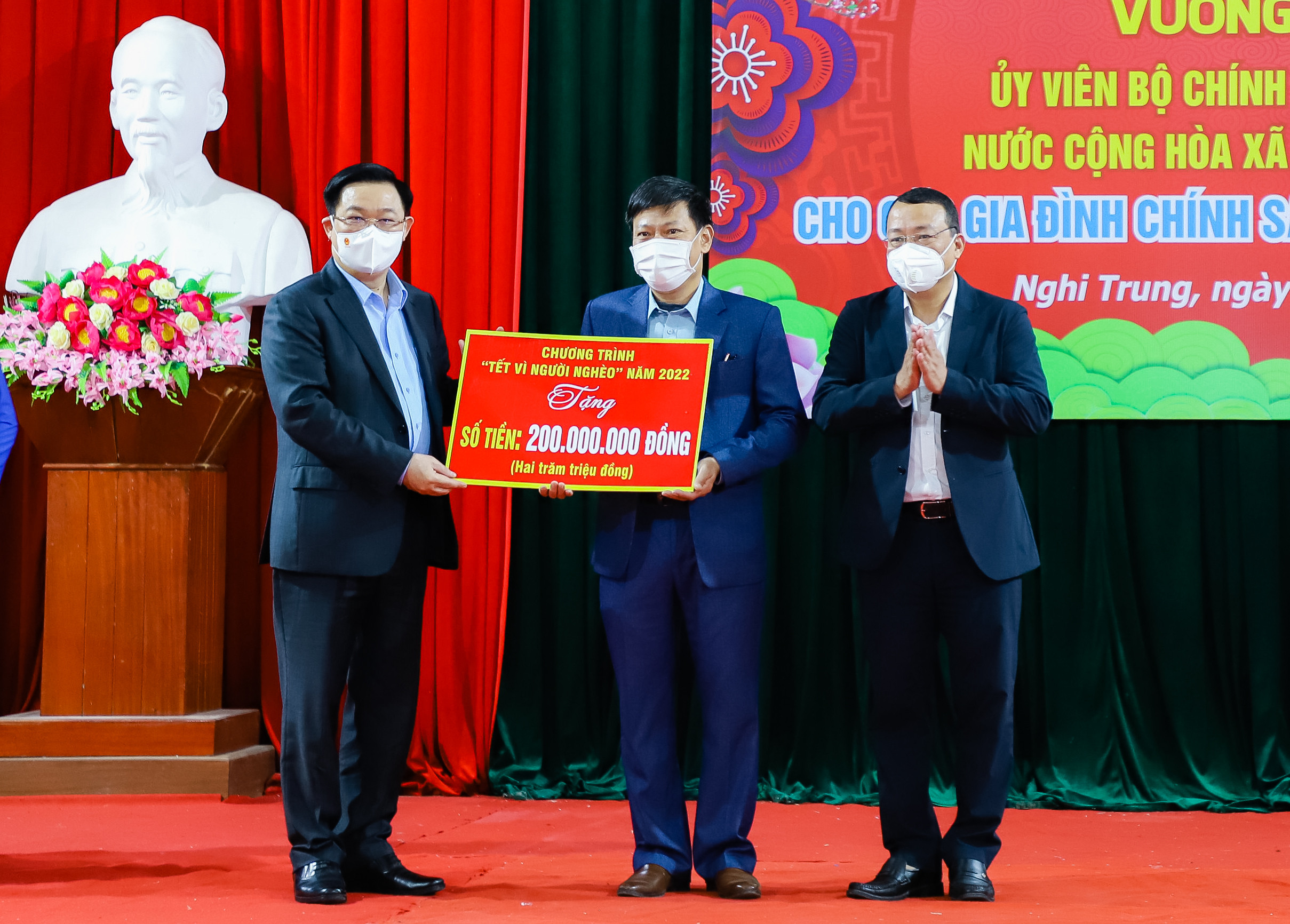 Chủ tịch Quốc hội Vương Đình Huệ trao 200 triệu đồng cho lãnh đạo huyện Nghi Lộc để chăm lo Tết cho người dân. Ảnh: Phạm Bằng