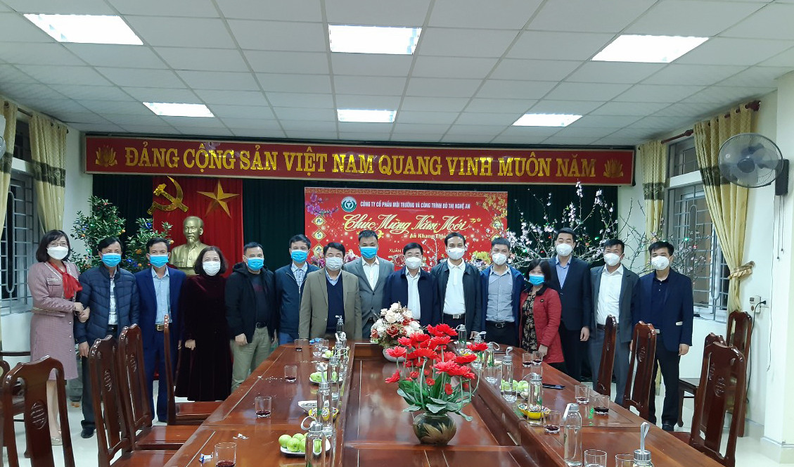 Đồng chí Nguyễn Văn Thông chụp ảnh lưu niệm với cán bộ, công nhân Công ty.