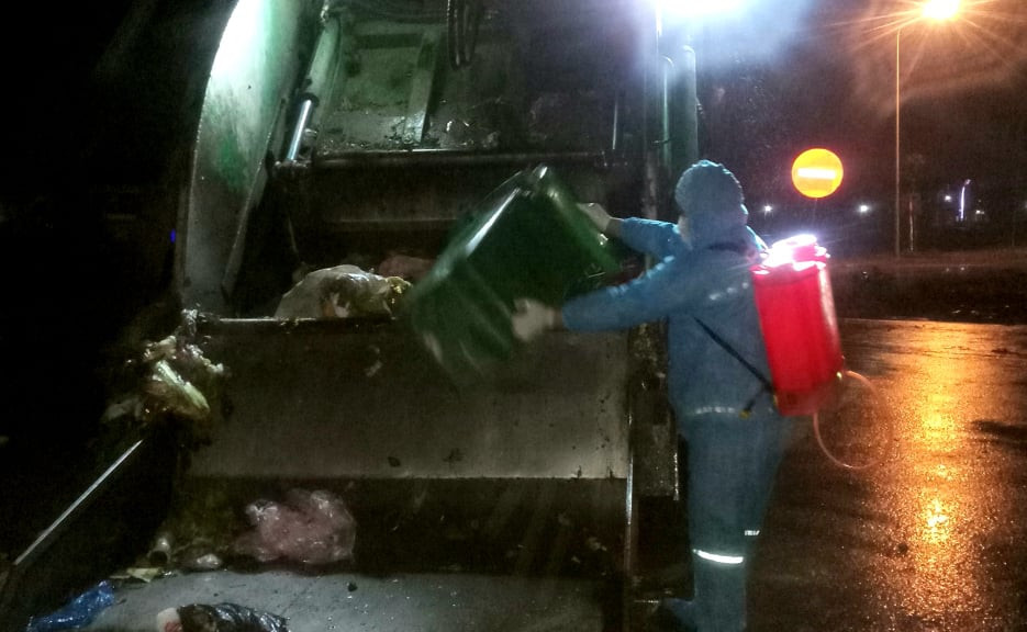 Gần 22 giờ đêm của ngày 28 Tết là thời điểm Lan chuyển rác lên xe chuyên dụng.