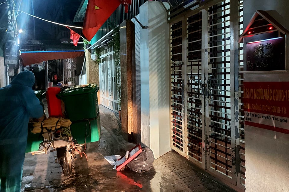 Thanh phố Vinh đến đêm 28 Tết có gần 100 người mắc Covid 19 đang tự cách ly tại gia đình. Trong số đó, có một người ở một hẻm nhỏ trên đường Nguyễn Thái Học.