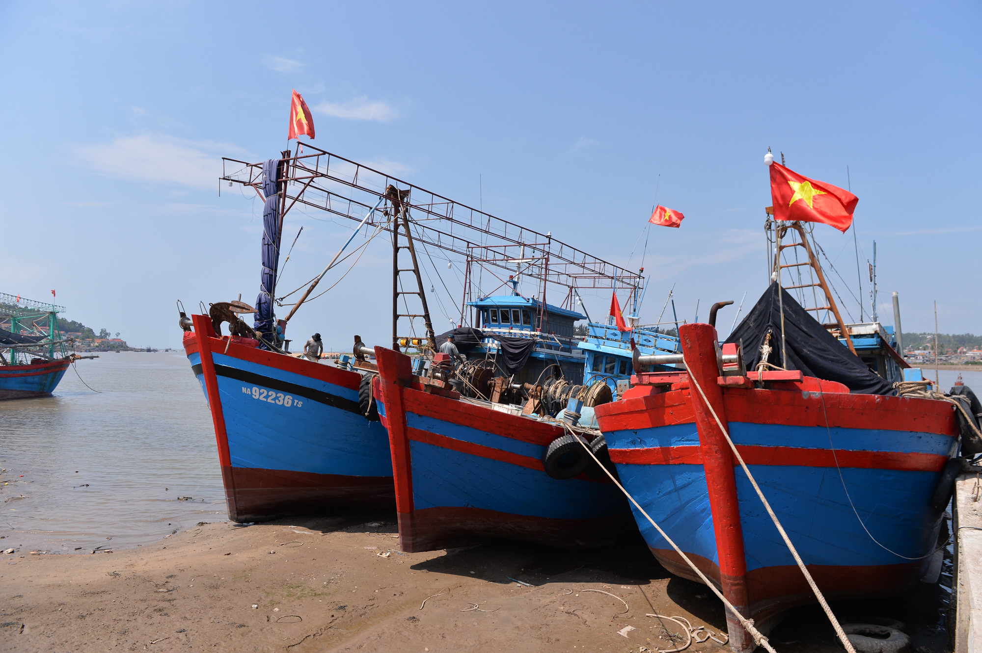 Tàu thuyền ngư dân Quỳnh Lập trở về sau chuyến khơi xa. Ảnh: Thành Cường