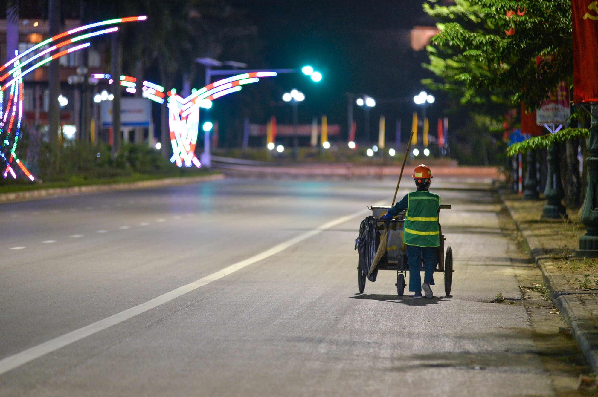 Công nhân Vệ sinh môi trường giữ sạch cho đường phố trong đêm cuối năm. Ảnh: Thành Cường