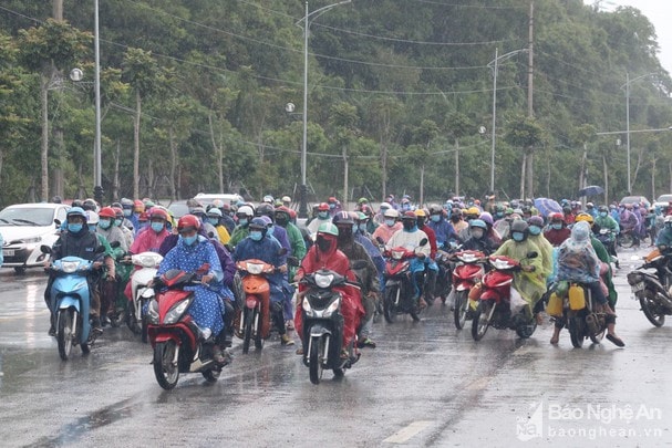 Hàng nghìn lao động Nghệ An hồi hương bằng xe máy để tránh dịch. Ảnh: Tiến Hùng