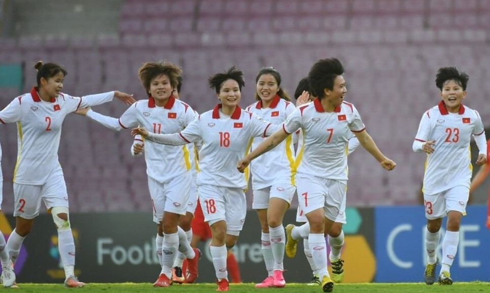 Các tuyển thủ Việt Nam sung sướng sau bàn mở tỷ số của Tuyết Dung. Ảnh: AFC.