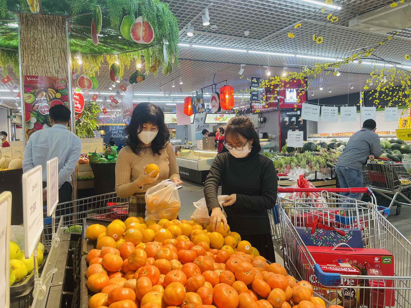 Trong các mặt hàng nông sản, đặc sản Nghệ An được bày bán tại siêu thị WinMat, WinMart+, dĩ nhiên không thể thiếu Cam Vinh. Ảnh: Chang Chang