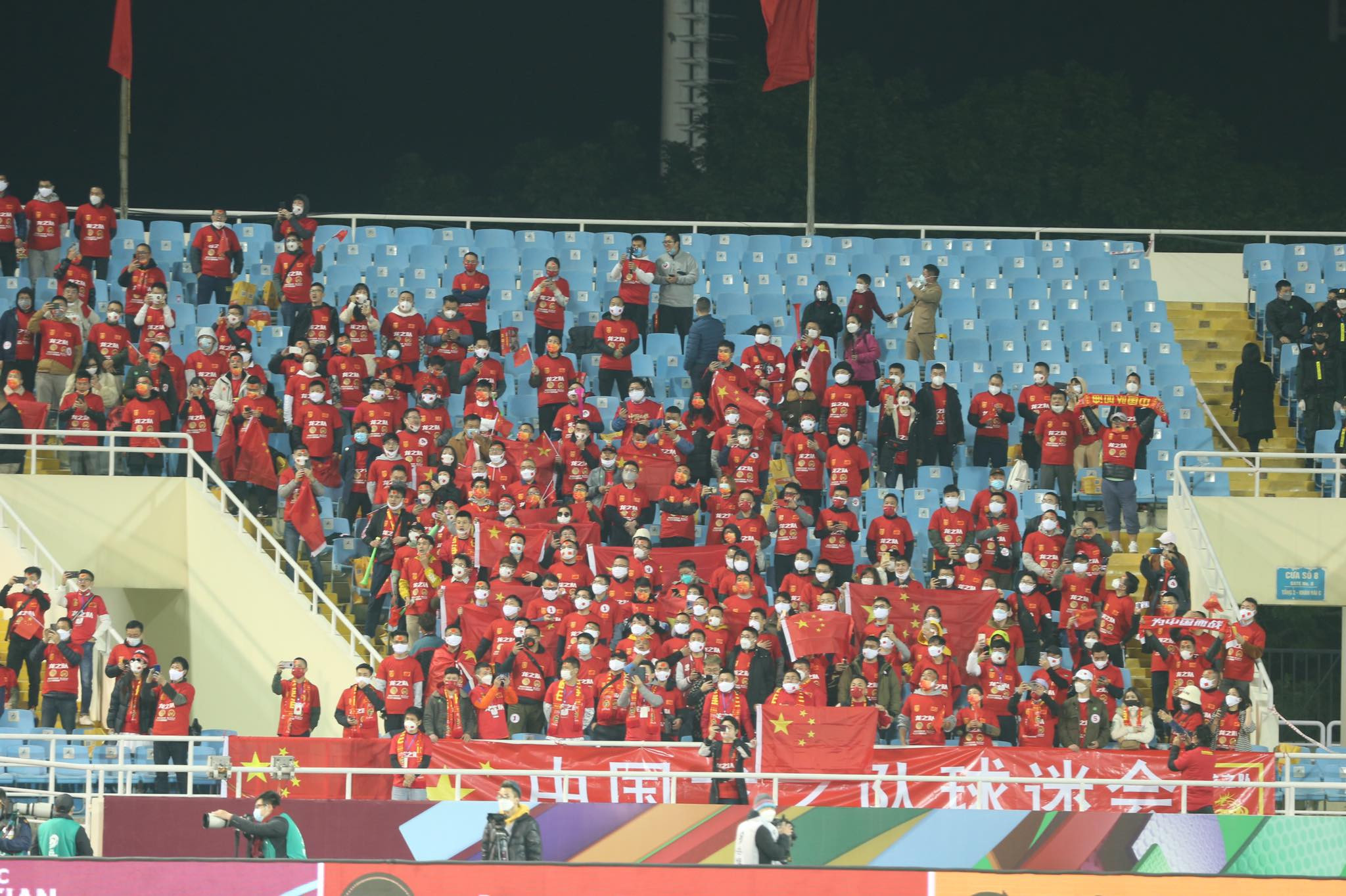 Khán giả đến sân Mỹ Đình cổ vũ cho đội tuyển Việt Nam. Ảnh Hải Hoàng 
