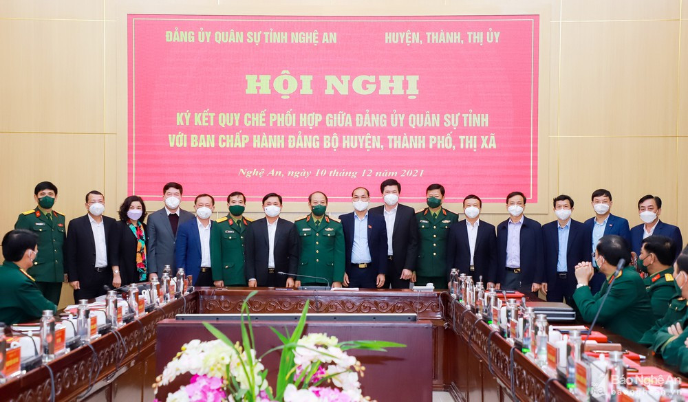 Các đồng chí lãnh đạo Quân khu 4, tỉnh Nghệ An, Đảng ủy, Bộ CHQS tỉnh và lãnh đạo các huyện, thành, thị ủy chụp ảnh lưu niệm sau khi ký kết Quy chế phối hợp. Ảnh: Thành Duy