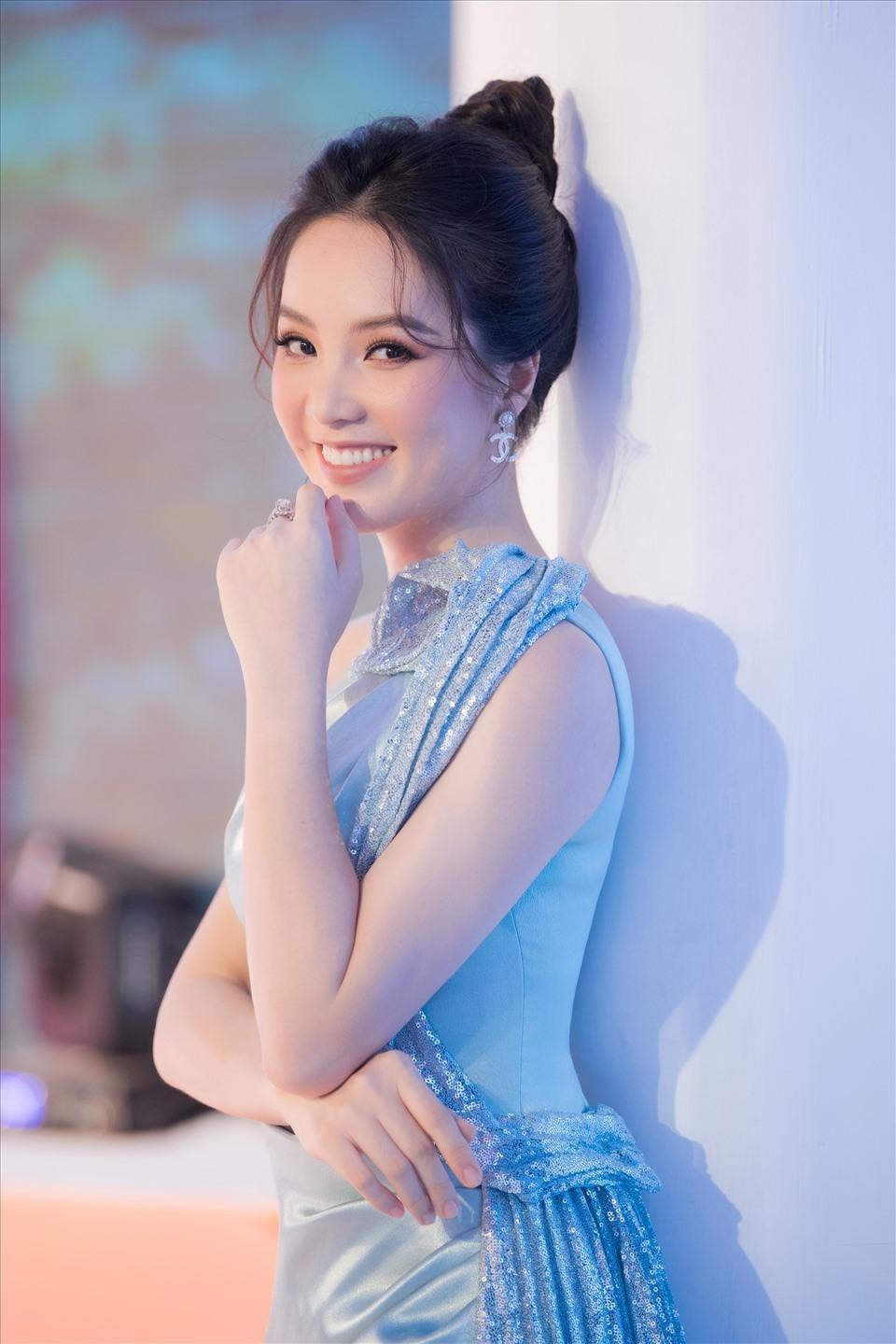 Nguyễn Thụy Vân sinh năm 1986, là Á hậu 2 tại cuộc thi Hoa hậu Việt Nam 2008. Thụy Vân tốt nghiệp Trường Đại học Ngoại thương Hà Nội vào tháng 8/2008. Năm 2003 cô tham gia và đoạt danh hiệu Á khôi cuộc thi 