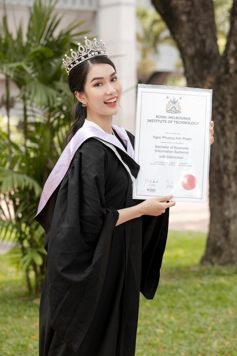 Sinh cùng năm với Thùy Tiên và cũng là một quý cô tuổi Dần nhưng tính cách của Phương Anh khá dịu dàng và nền nã so với sự năng động, hoạt bát của Thùy Tiên. Mặc dù vậy cô cũng là người rất kiên định theo đuổi mục tiêu cuộc sống của mình đó là trau dồi tri thức. Trong năm 2022, Phương Anh sẽ tiếp tục học Thạc sĩ chuyên ngành Thương mại toàn cầu theo dạng học bổng cao nhất của ĐH RMIT.