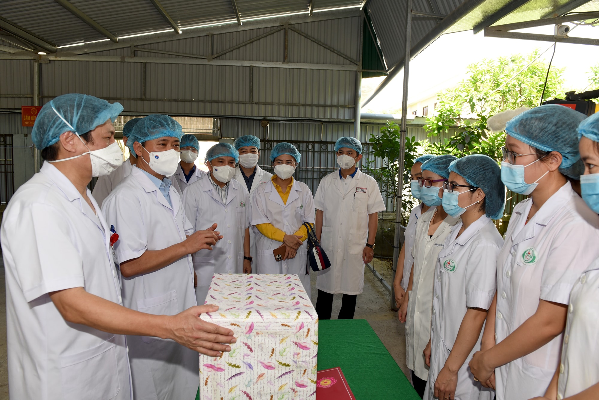 Lãnh dạo Tỉnh Nghệ An thăm, tặng quà lực lượng tuyến đầu chống dịch. Ảnh: Tư liệu