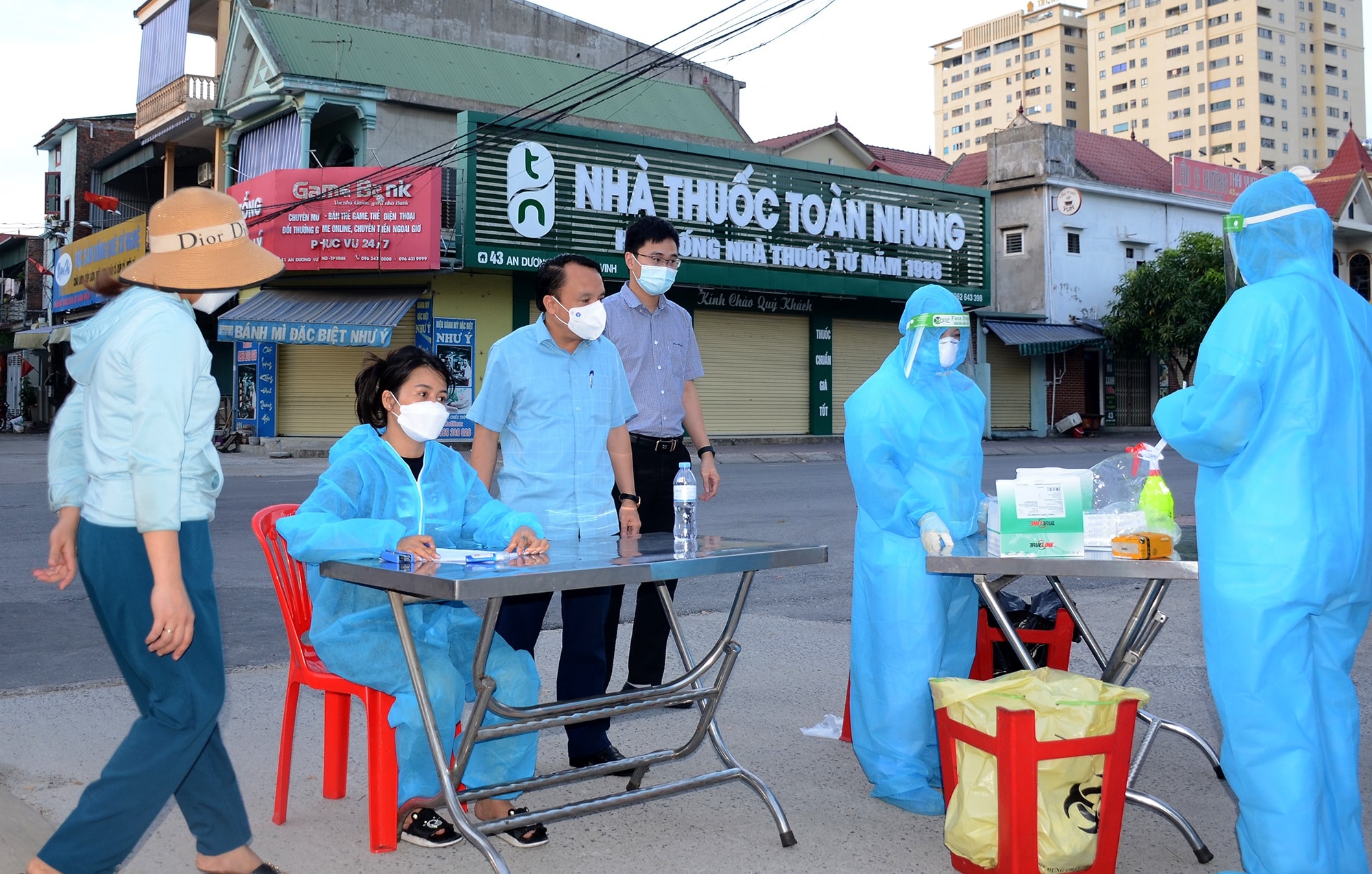 Thực hiện lấy mẫu xét nghiệm Covid -19 cho người dân thành phố Vinh. Ảnh: Thành Chung