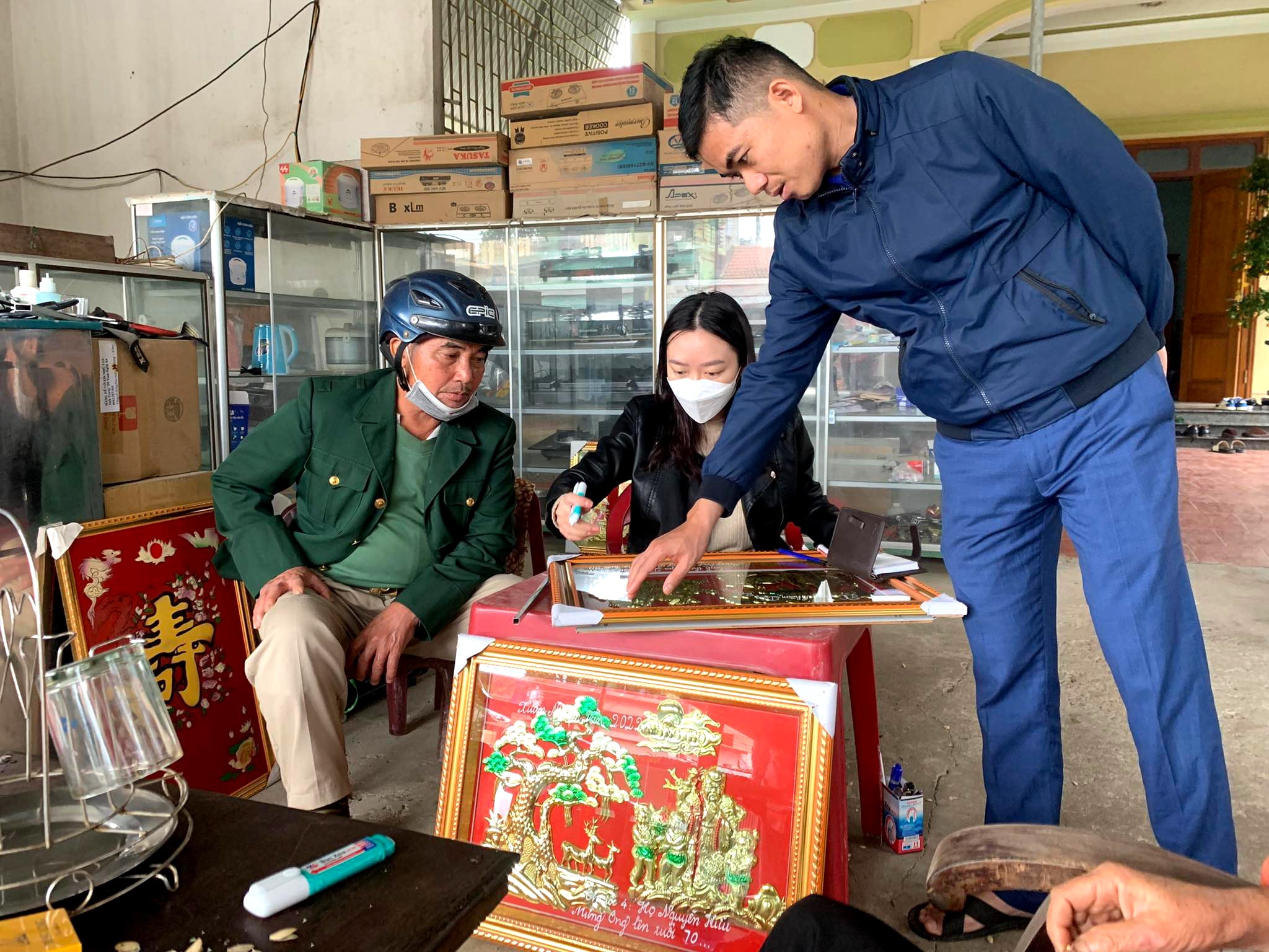 Nhiều chủ cửa hàng cho biết, do hạn chế số lượng nhập về nên mới mồng hai Tết, mặt hàng chữ Thọ đã khan hiếm. Ảnh: Thanh Phúc