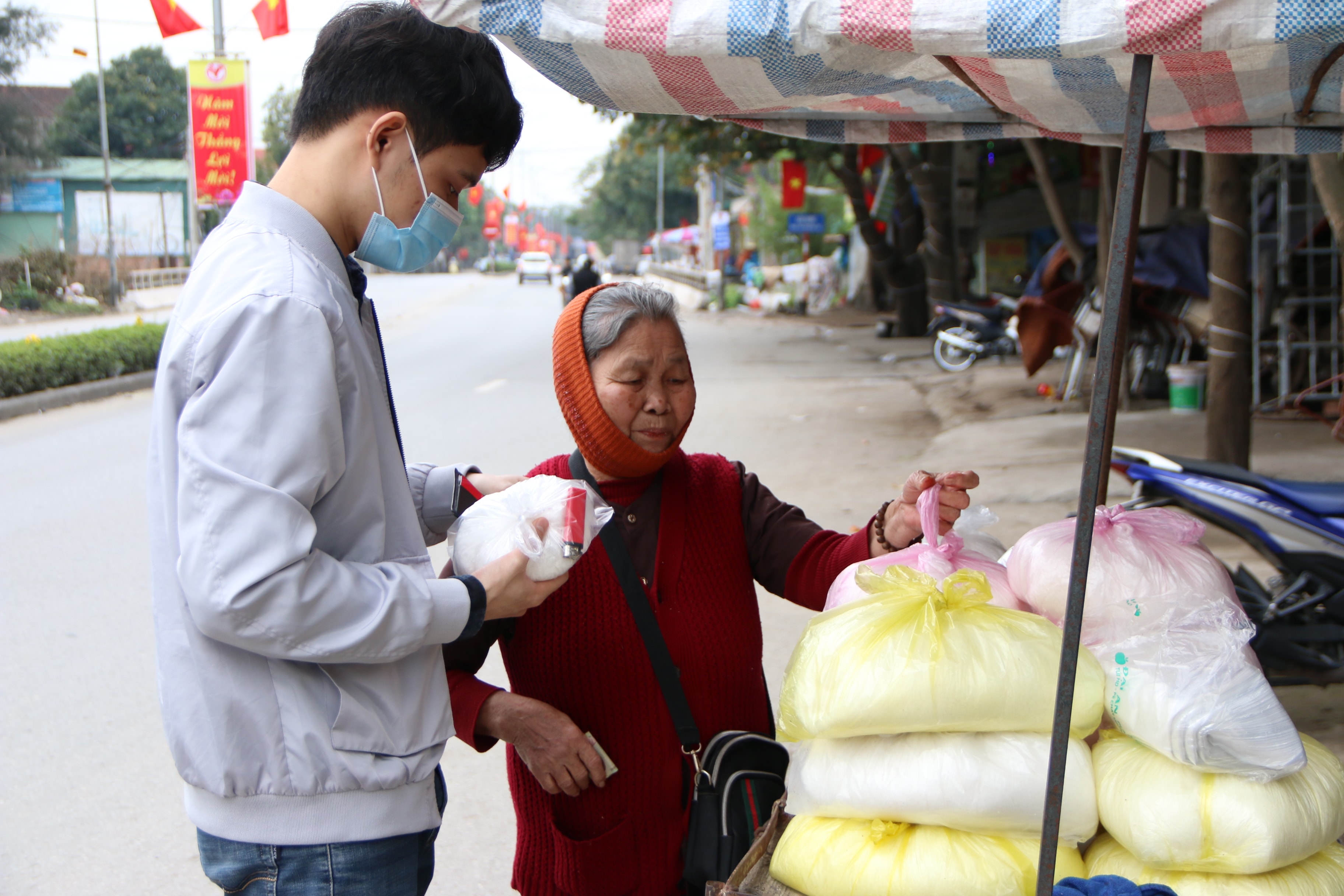 Muối và bật lửa là mặt hàng được nhiều người chọn mua vào dịp đầu năm mới. Ảnh: Tiến Đông 
