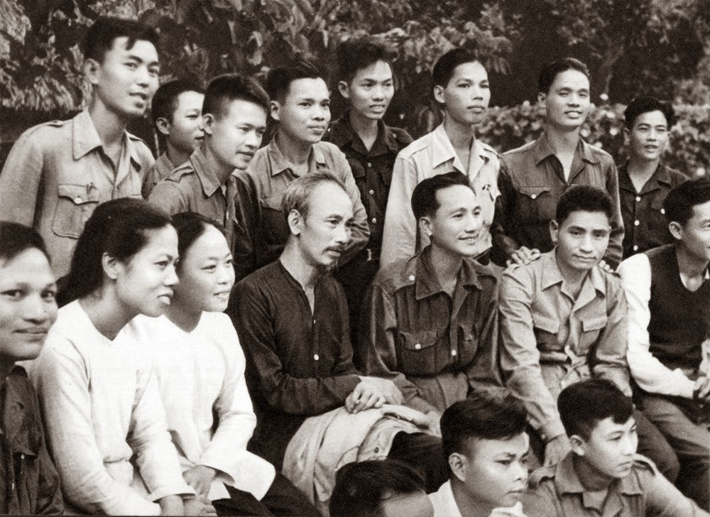 Bác Hồ và đoàn đại biểu từ miền Nam ra thăm miền Bắc (1949). Ảnh tư liệu 