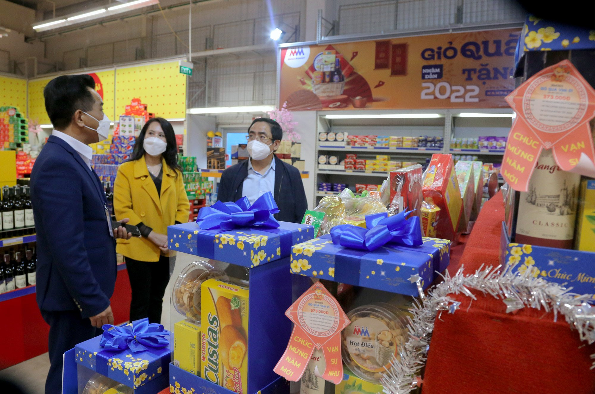 Lãnh đạo Sở Công thương kiểm tra tình hình cung ứng hàng hóa tại các siêu thị trên địa bàn thành phố Vinh. Ảnh Thu Huyền