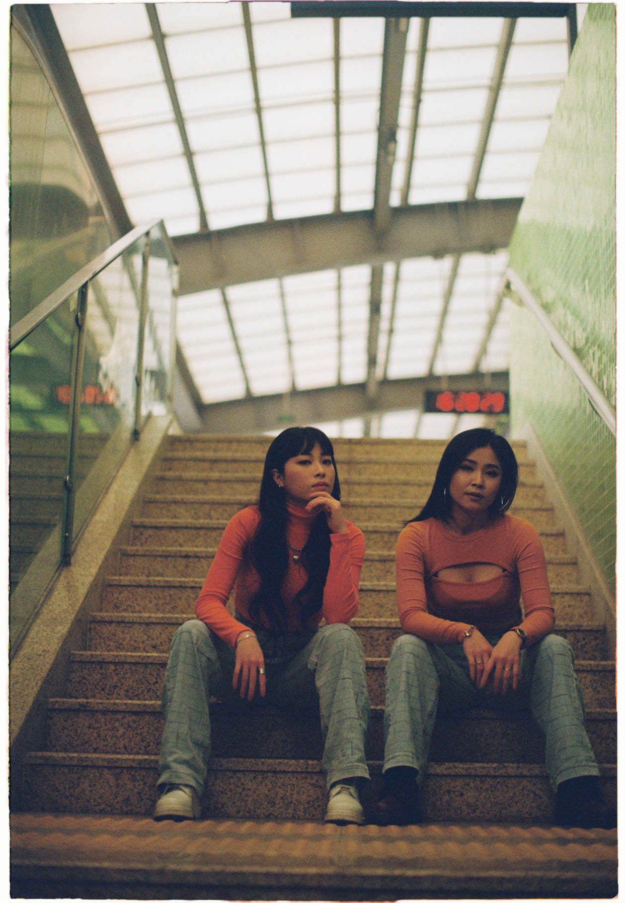 Trên trang cá nhân, MC Hoàng Linh thường xuyên đăng ảnh cùng em gái út. Cả hai còn thường xuyên mặc đồ đôi chụp ảnh.