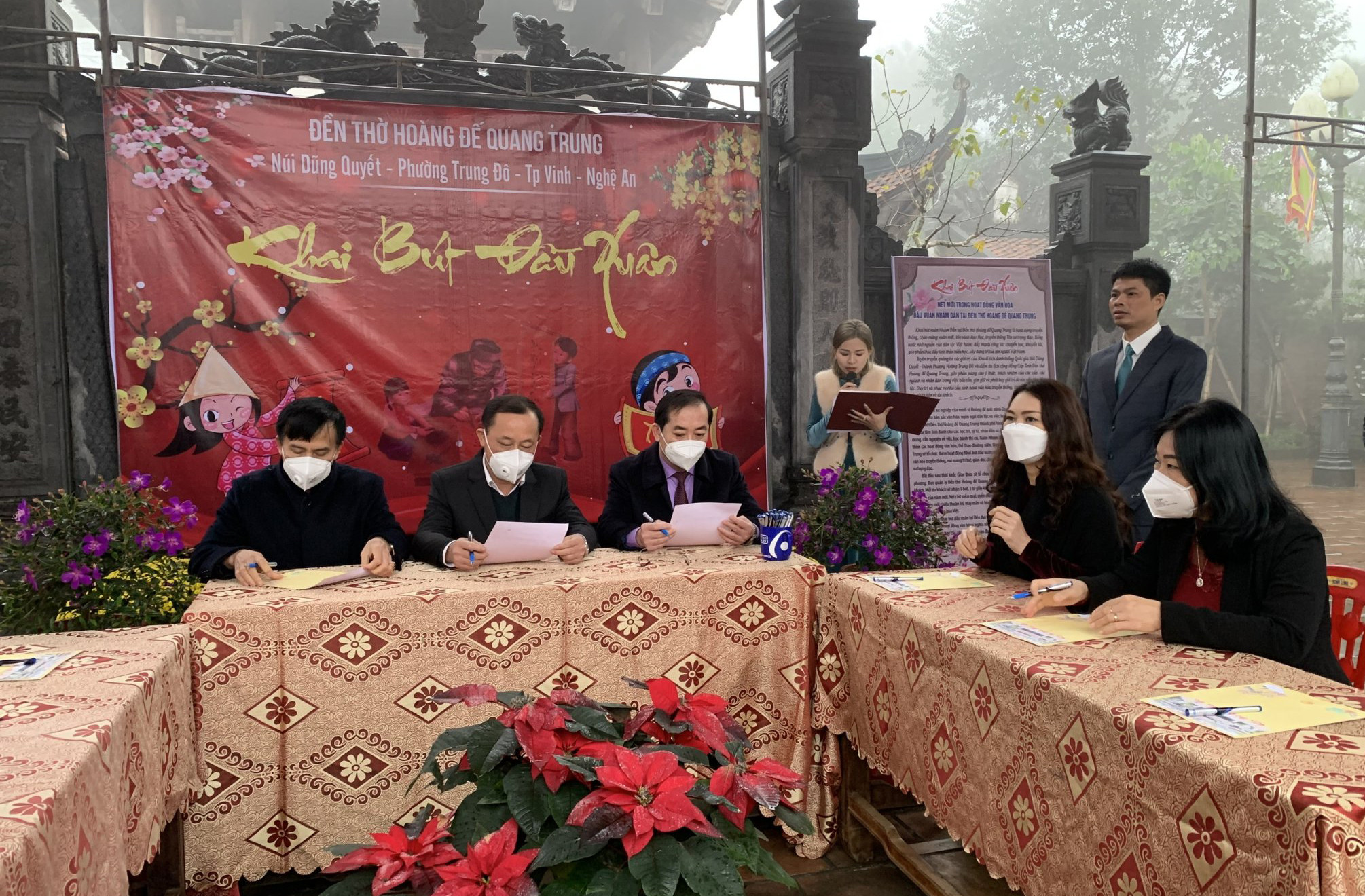 Đồng chí Phan Đức Đồng và các đồng chí lãnh đạo thành phố Vinh khai bút đầu xuân tại đền thờ Hoàng đế Quang Trung. Ảnh: Ngân Hà