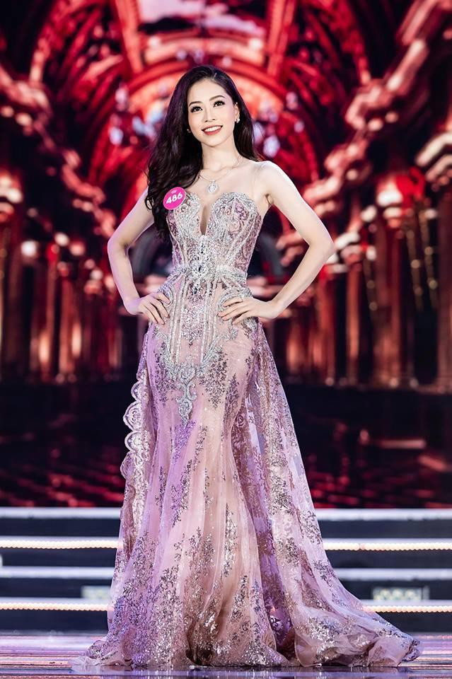 Bùi Phương Nga trong đêm chung kết Hoa hậu Việt Nam 2018.