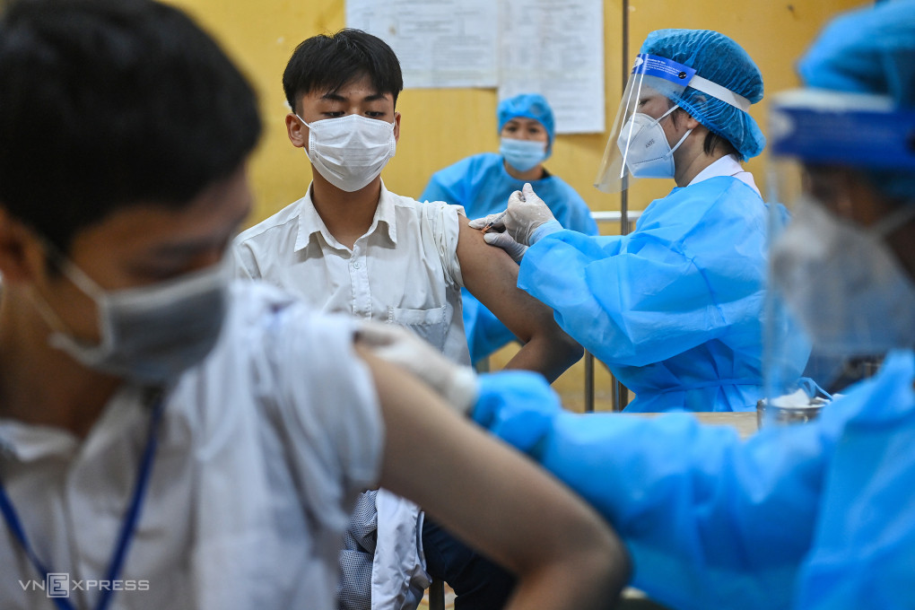 Nhân viên y tế tiêm vaccine Pfizer cho học sinh Hà Nội. Ảnh:Giang Huy