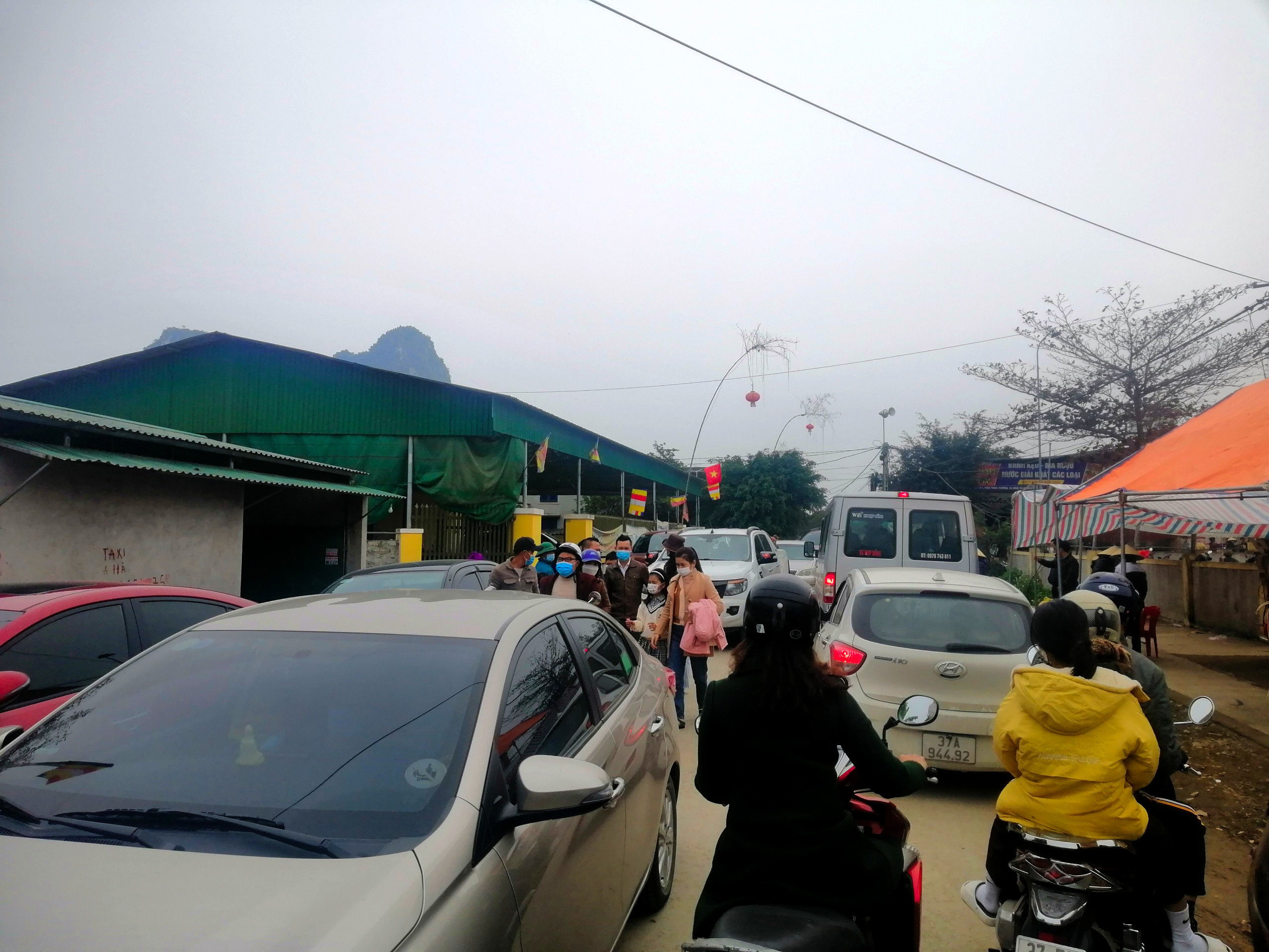 Lượng người và phương tiện đổ về chùa Cổ Am, huyện Diễn Châu sáng mông 6 Tết rất đông đúc. Ảnh: P.V