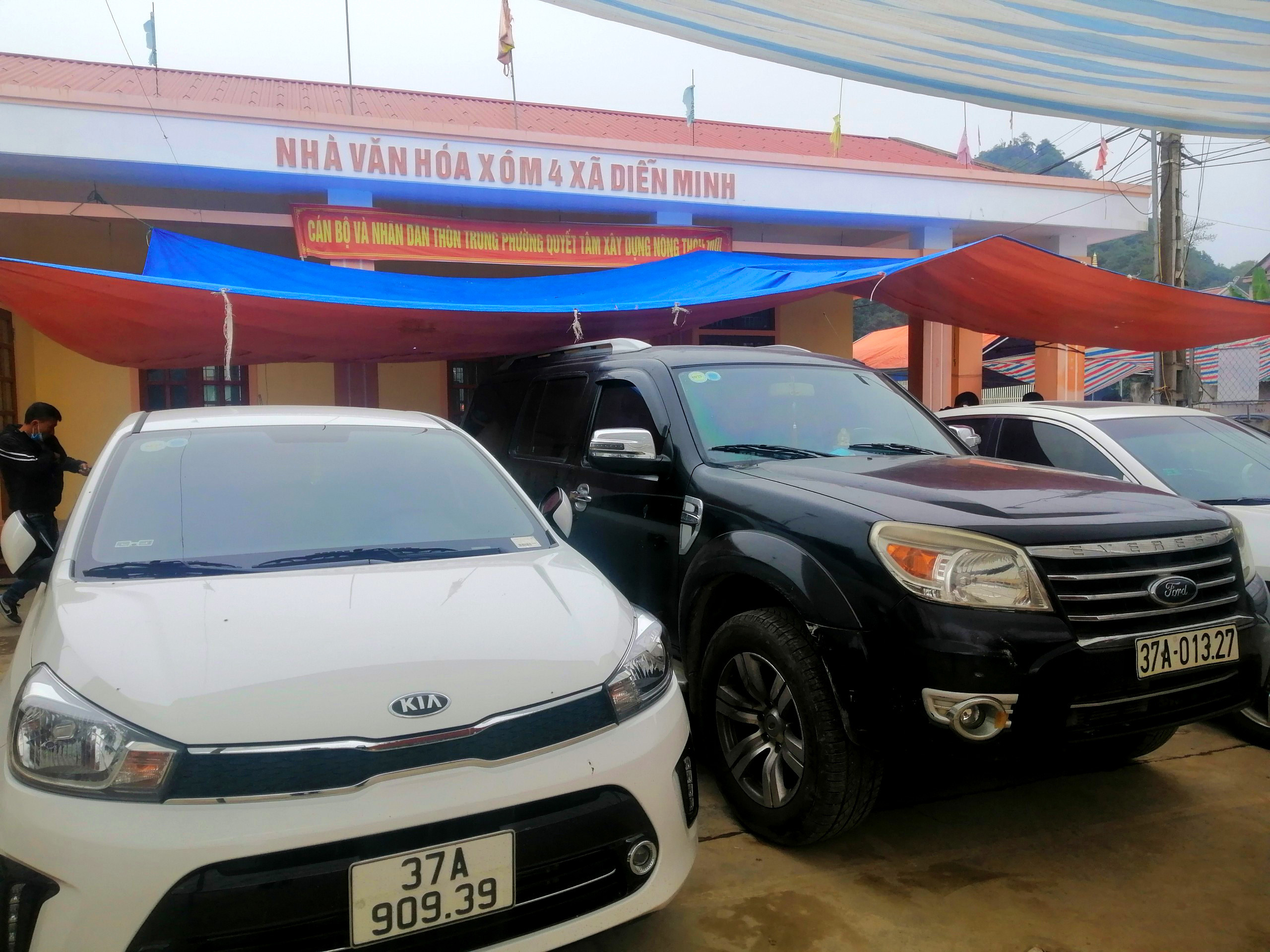 Giá vé giữ xe tại xung quanh chùa Cổ Am, huyện Diễn Châu tăng mạnh so với ngày thường. Ảnh: P.V