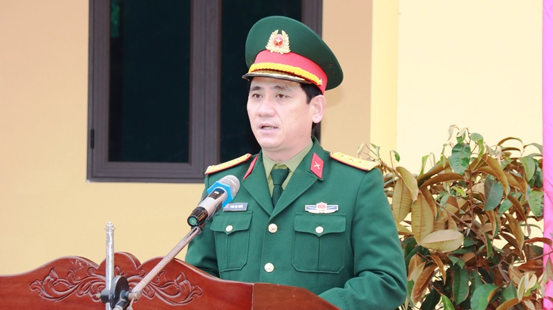 Anh 2: Thượng tá Phan Đại Nghĩa, Chỉ huy trưởng Bộ CHQS tỉnh phát động và kêu gọi toàn thể cán bộ, chiến sĩ lực lượng vũ trang tỉnh tích cực tham gia “Tết trồng cây - Đời đời nhớ ơn Bác Hồ”.