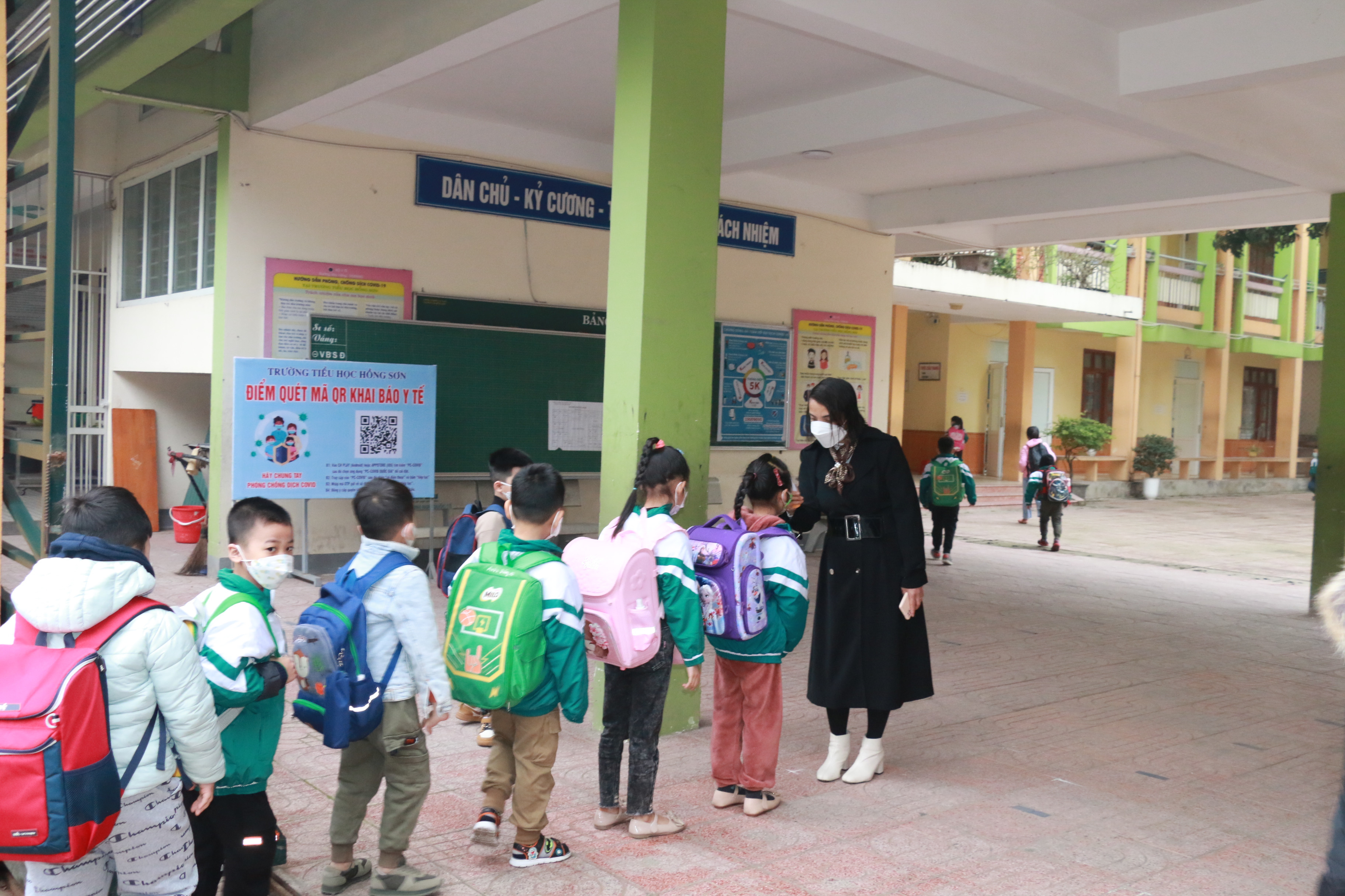 Trường Tiểu học Hồng Sơn kiểm tra thân nhiệt cho học sinh trong ngày đầu tiên trở lại trường