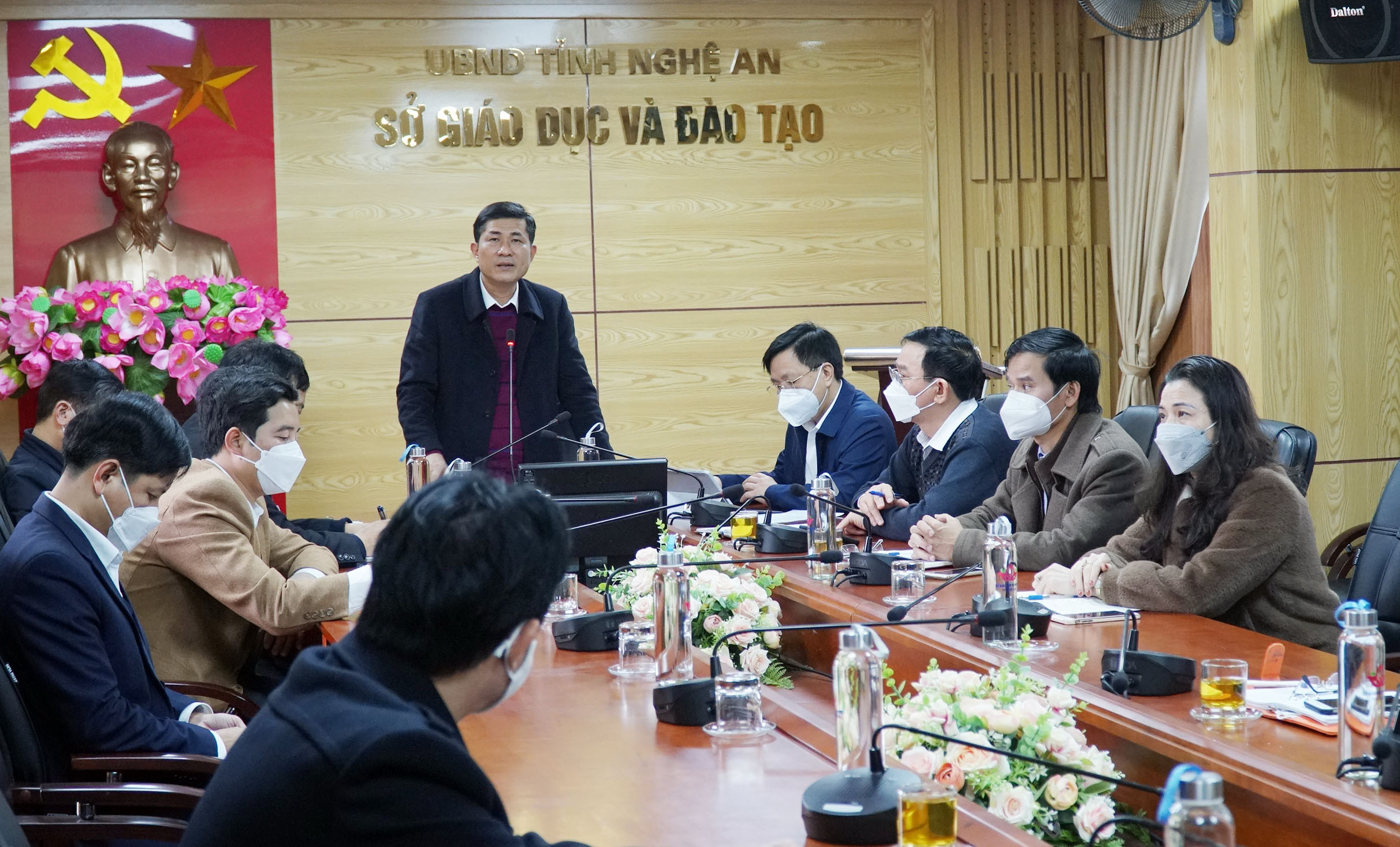 Giám đốc Sở Giáo dục và Đào tạo Thái Văn Thành phát biểu tại cuộc họp. Ảnh: MH