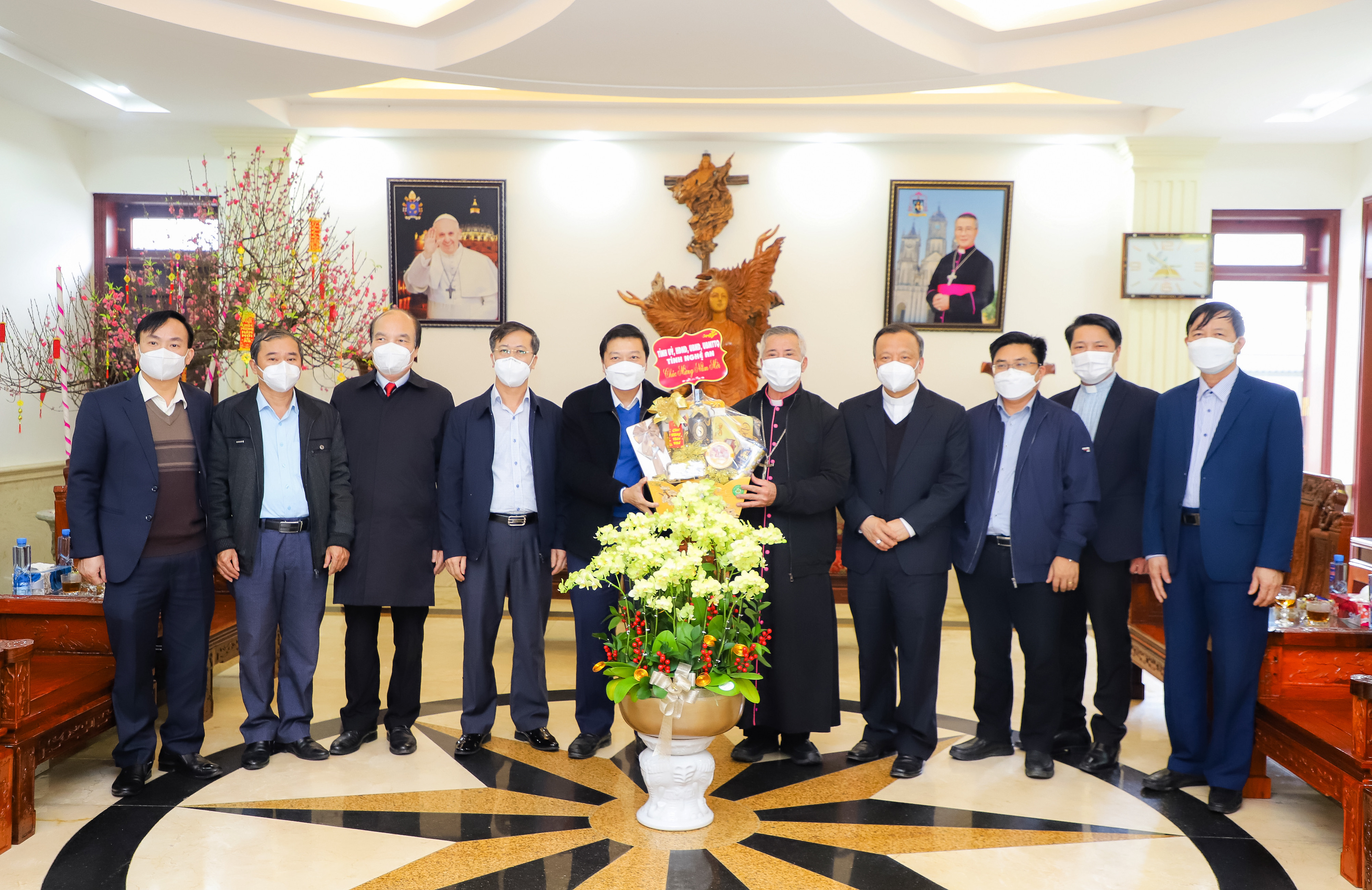 Phó Chủ tịch Thường trực UBND tỉnh Lê Hồng Vinh tặng quà chúc mừng năm mới tới . Ảnh: Phạm Bằng