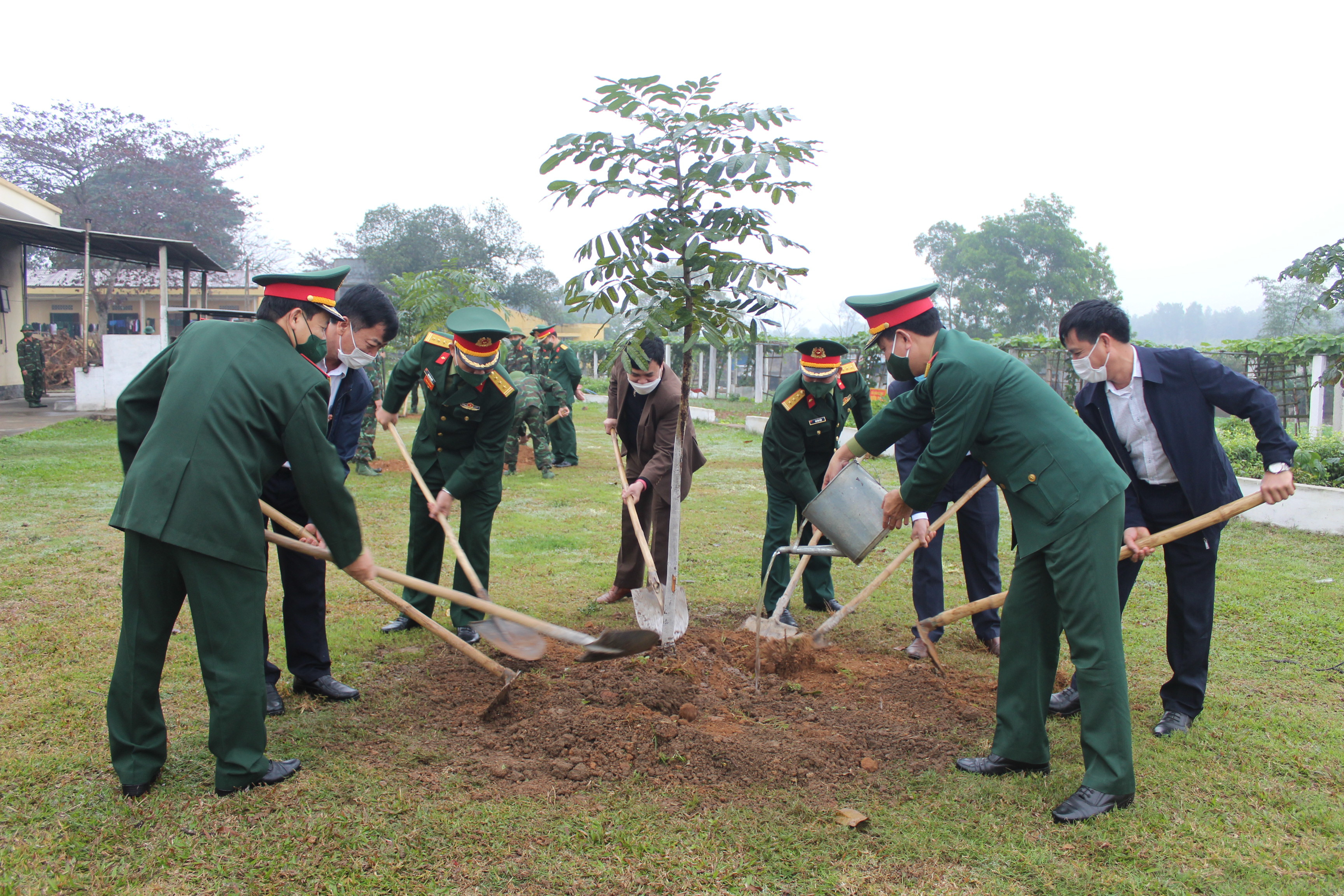 Các đồng chí lãnh đạo địa phương, chỉ huy Lữ đoàn hưởng ứng Lễ phát động Tết trồng cây Xuân Nhân Dần 2022. Ảnh Thanh Toàn