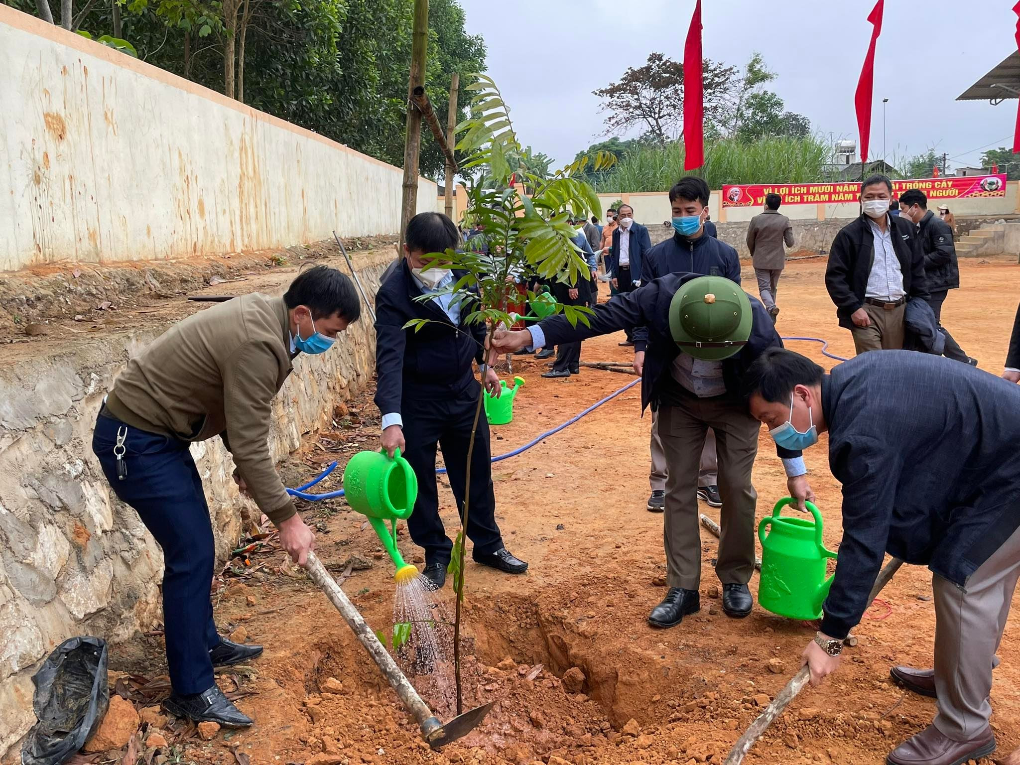 Lãnh đạo huyện, xã trồng cây tại sân vận động xã Nghĩa Thịnh. Ảnh Minh Thái