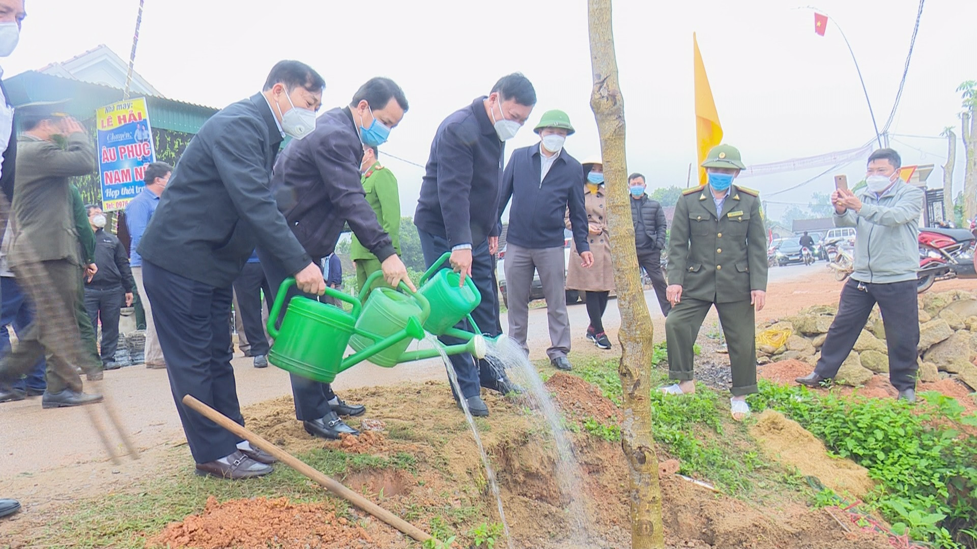  Lãnh đạo huyện Tân Kỳ tưới nước chăm sóc cây xanh sau khi được trồng. Ảnh Như Lành