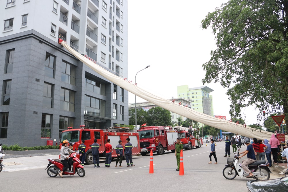Diễn tập PCCC và cứu nạn tại một chung cư cao cấp trên địa bàn TP Vinh năm 2021. Ảnh Nguyễn Hải