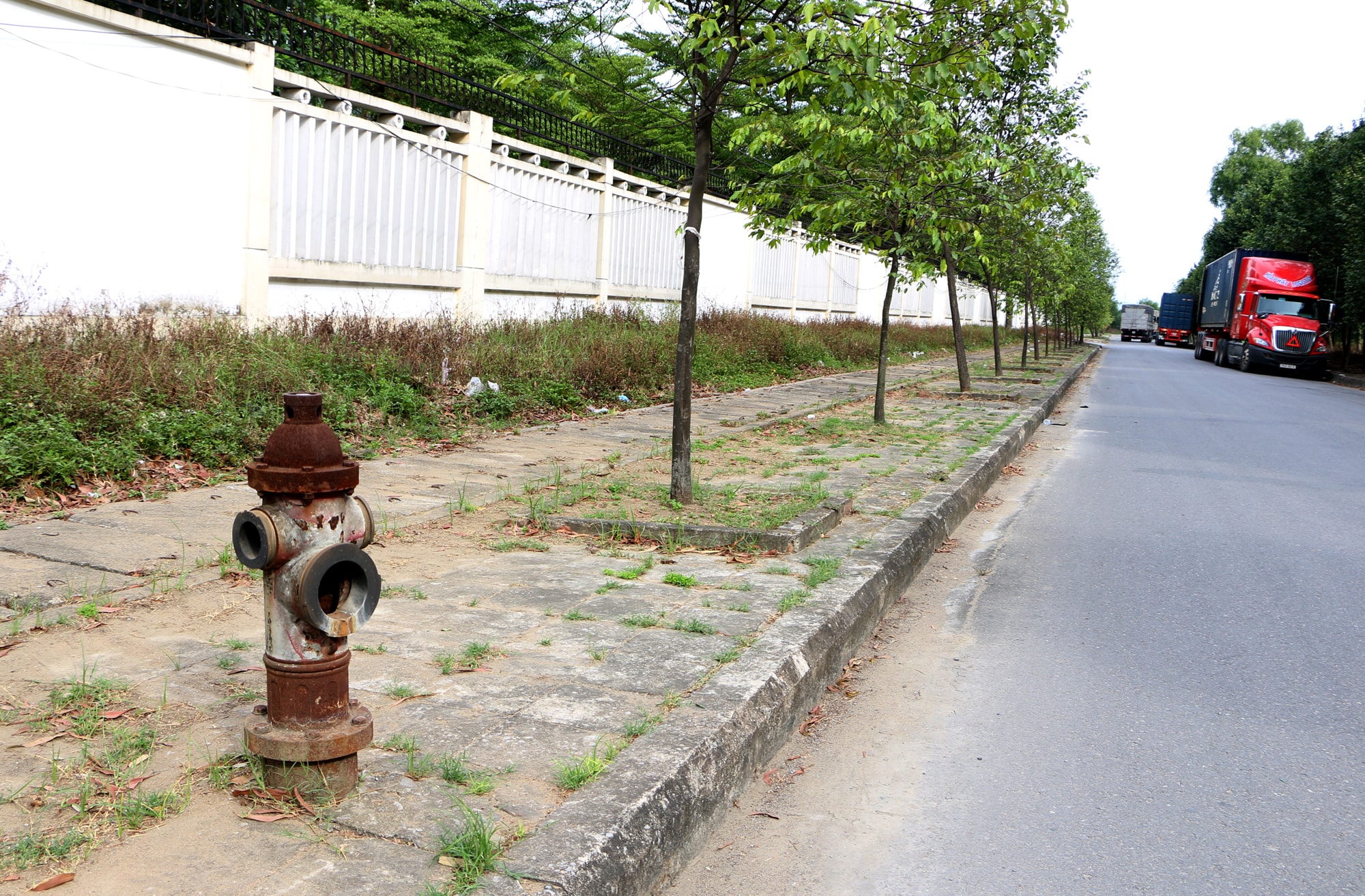 Một trong những băn khoăn lo lắng của lực lượng chức năng là nguồn nước chữa cháy tại các trụ nước rất yếu và thiếu. Trong ảnh là một trụ nước chữa cháy phía ngoài hàng rào KCN Bắc Vinh đang bị hư hỏng nặng và không có nước. Ảnh Nguyễn Hải