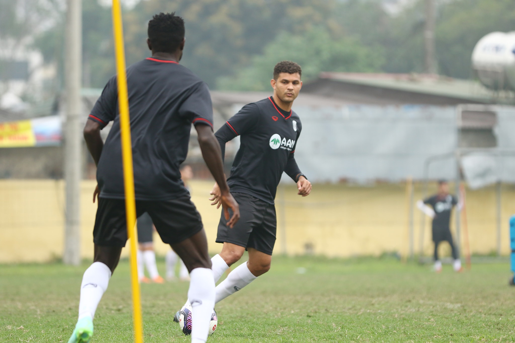 Nếu SLNA chốt trung vệ người Brazil này thì đây sẽ là hàng trung vệ đáng gờm ở V.League. Bởi lúc đó HLV Huy Hoàng sẽ bố trí Melo chơi ở trung tâm hàng phòng ngự, hai trung vệ chơi cùng sẽ là Quế Ngọc Hải và Văn Khánh. Bộ 3 này sẽ đủ kinh nghiệm cũng như độ tinh quái để có thể hóa giải bất cứ hàng công nào ở V.League. Ảnh: Đức Anh