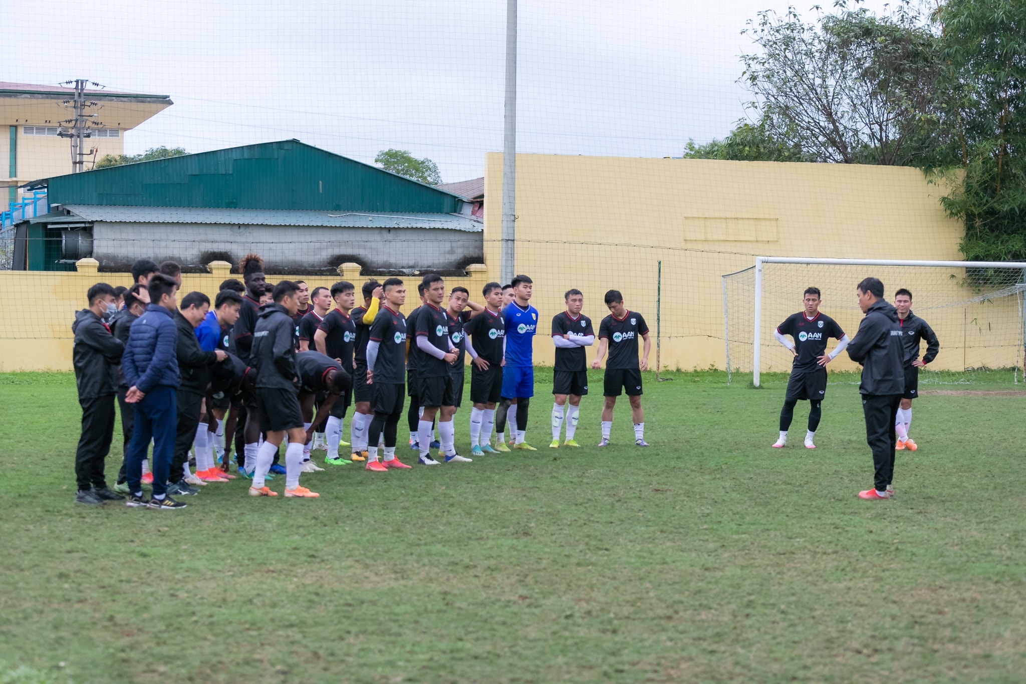 Có một số thông tin bên lề khác đó là nhiều khả năng trong vài ngày tới sẽ có một tiền đạo chất lượng sẽ thử việc tại SLNA. Thời gian thi đấu chính thức ở mùa giải mới không còn nhiều, đây là khoảng thời gian rất cần đưa ra những quyết định quan trọng trong việc chọn lựa ngoại binh. Mong rằng BHL SLNA sẽ chọn lựa được những cầu thủ phù hợp nhằm hiện thực hóa mục tiêu tốp 3 trong mùa giải mới. Ảnh: Đức Anh