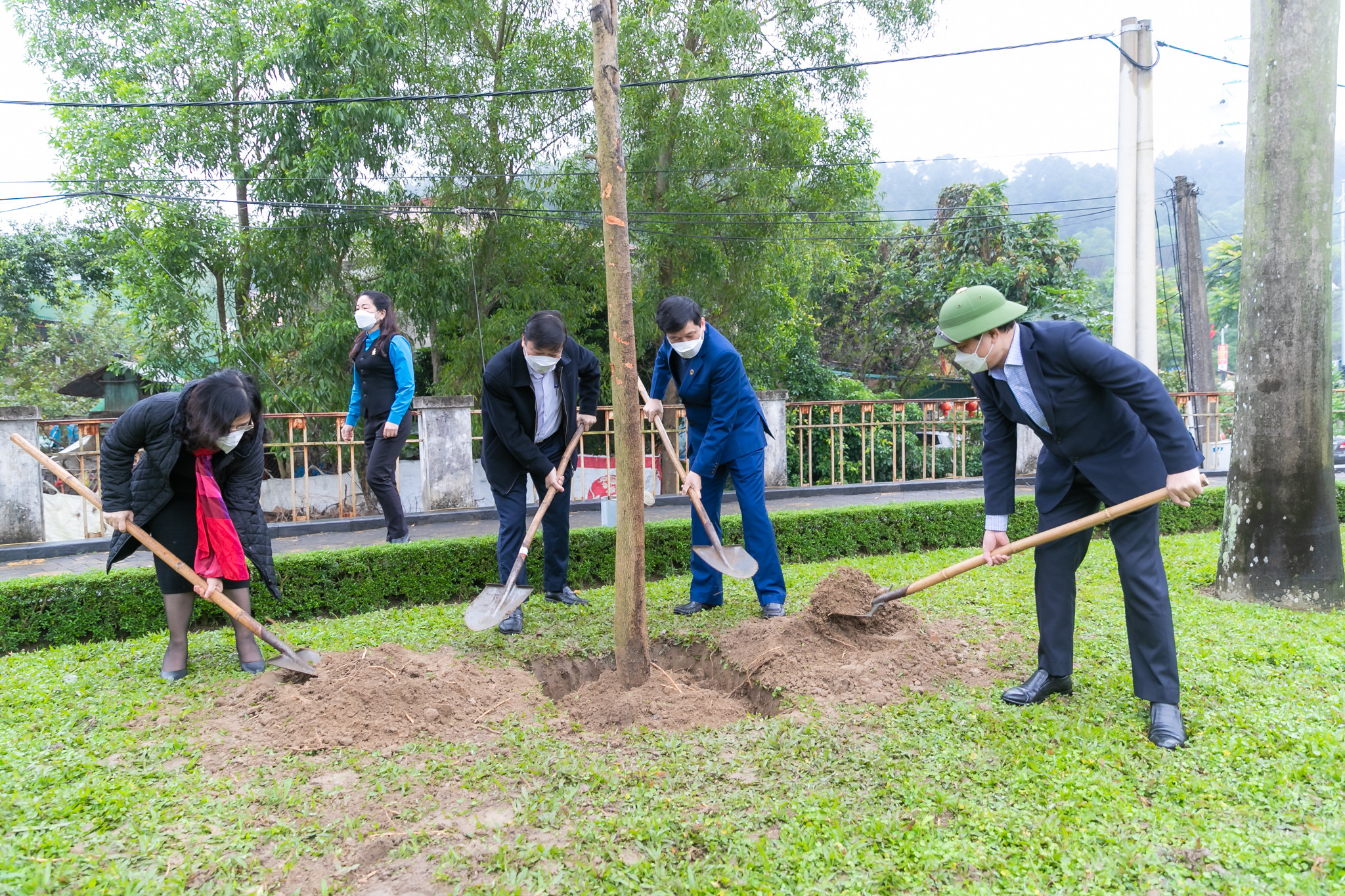 Lãnh đạo tỉnh, lãnh đạo LĐLĐ tỉnh tham gia trồng 8 cây xanh tại khuôn viên Tượng đài Công nông Xô Viết Trường Thi – Bến Thủy. Ảnh: Đức Anh 