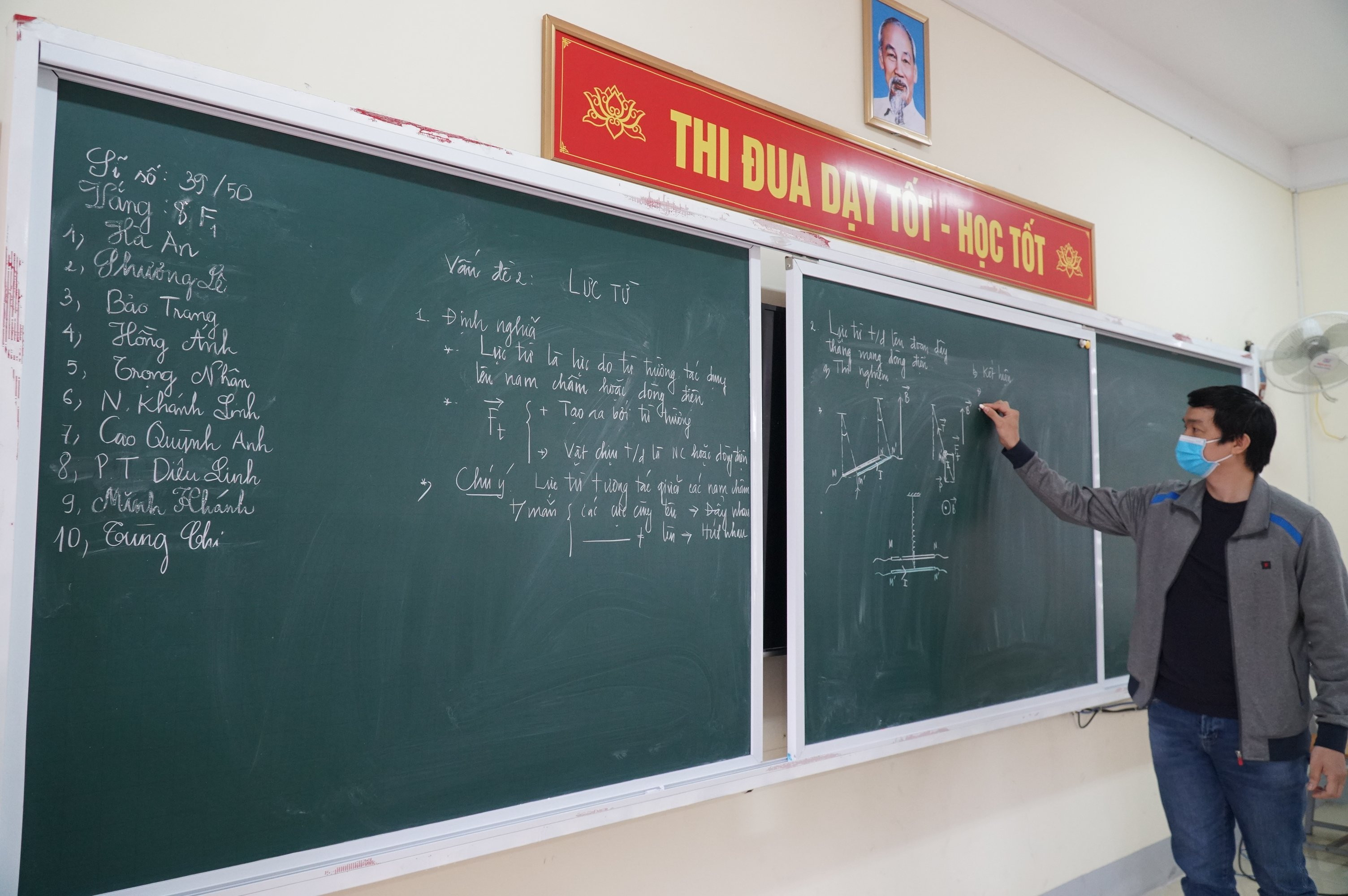 Nhiều lớp học ở Trường THPT Huỳnh Thúc Kháng vắng học sinh. Ảnh: MH