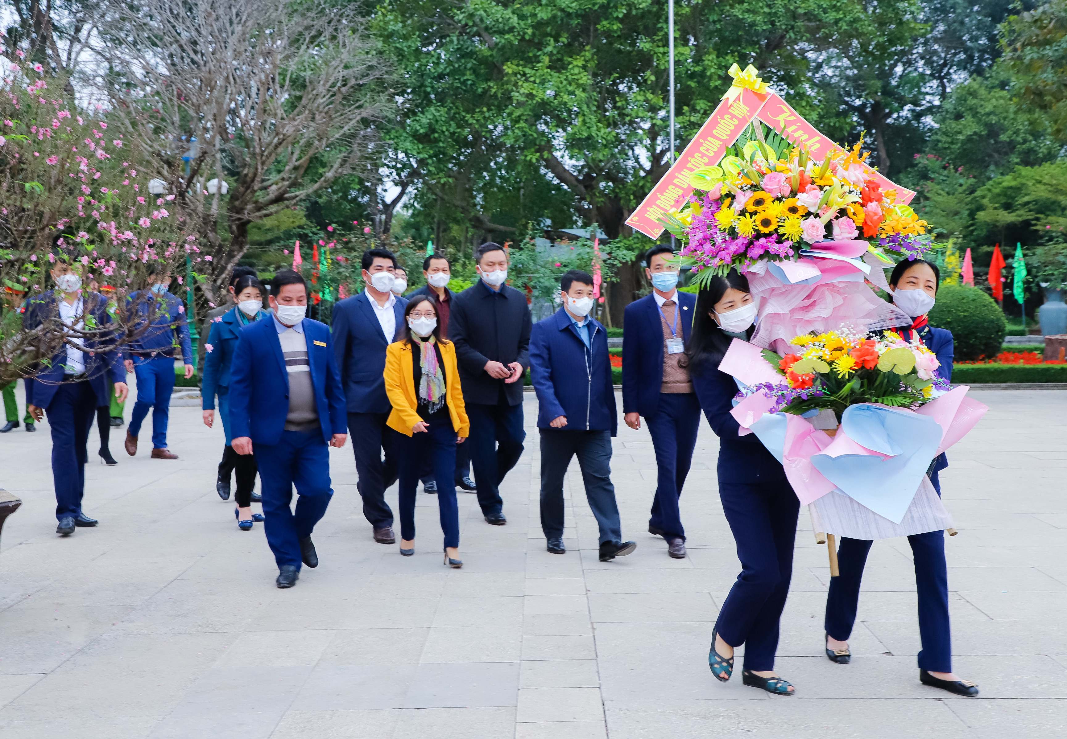 Đoàn đại biểu vào dâng hoa, dâng hương tưởng niệm Chủ tịch Hồ Chí Minh tại Khu di tích đặc biệt Kim Liên. Ảnh: Phạm Bằng