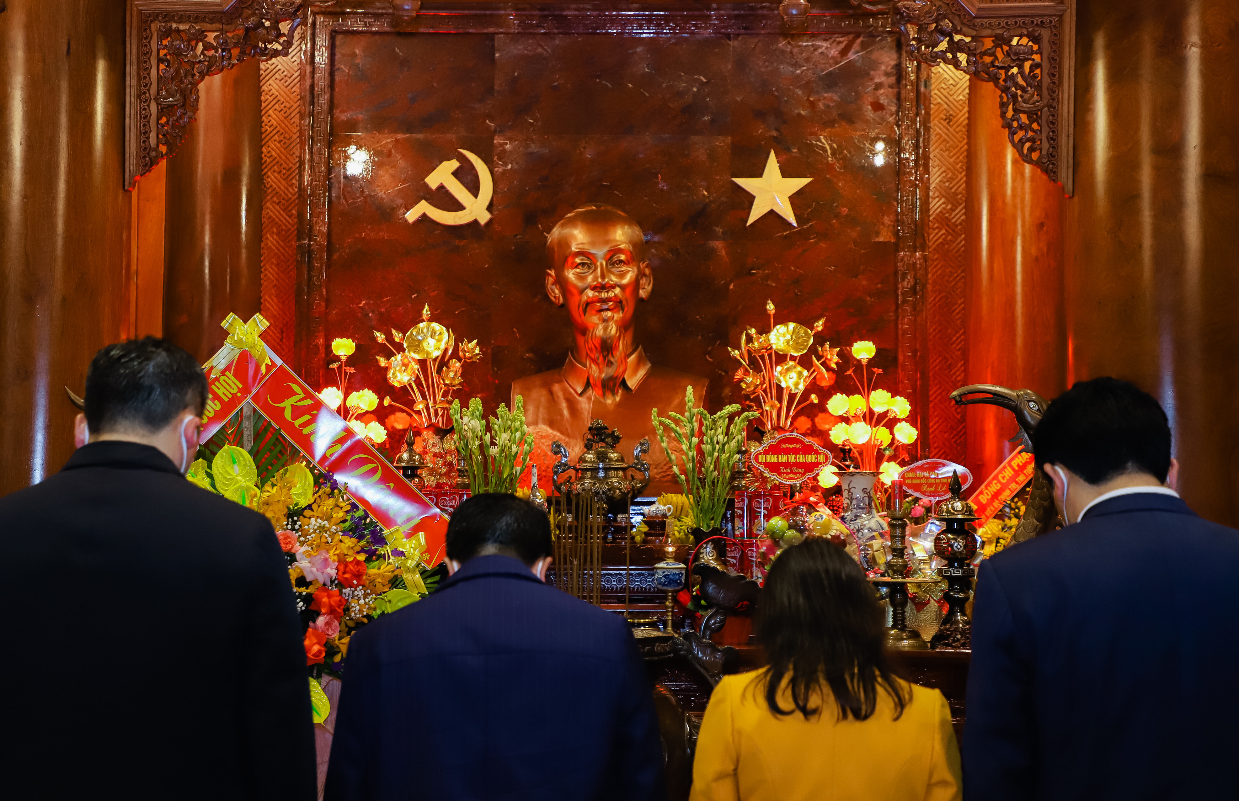 Các đại biểu thành kính tưởng niệm Chủ tịch Hồ Chí Minh. Ảnh: Phạm Bằng