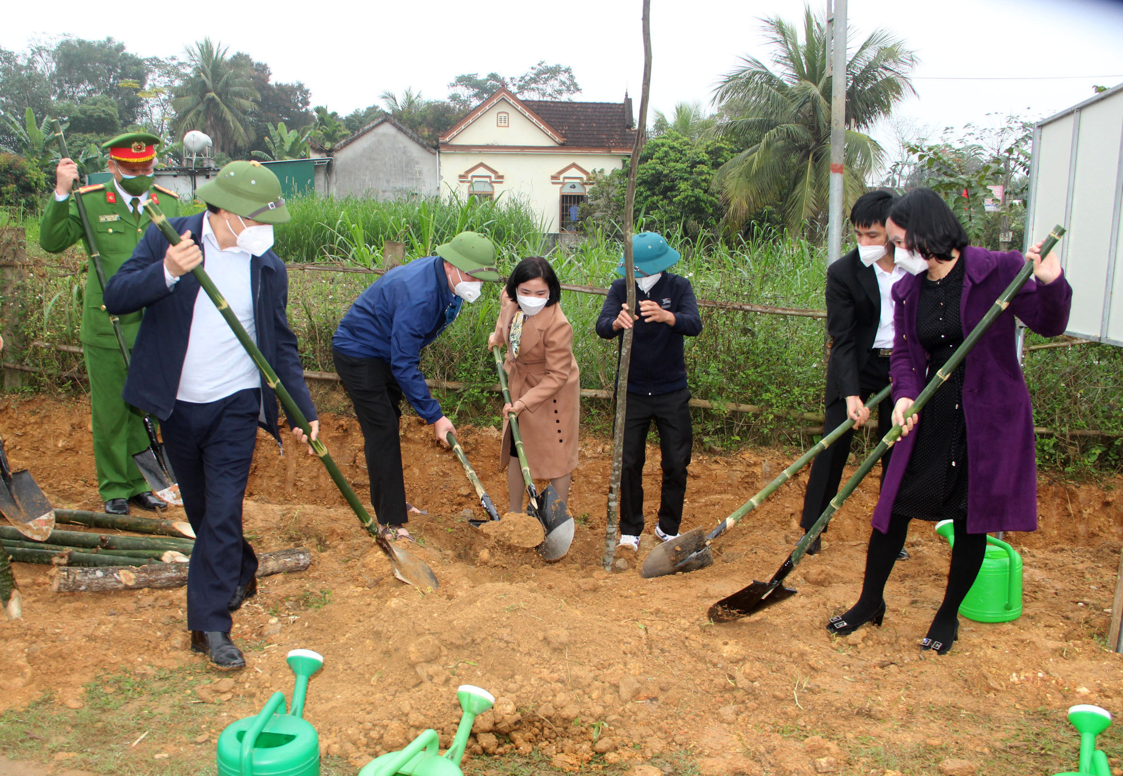Các đại biểu trồng cây xanh tại xã Hùng Sơn, huyện Anh Sơn. Ảnh: Quang An
