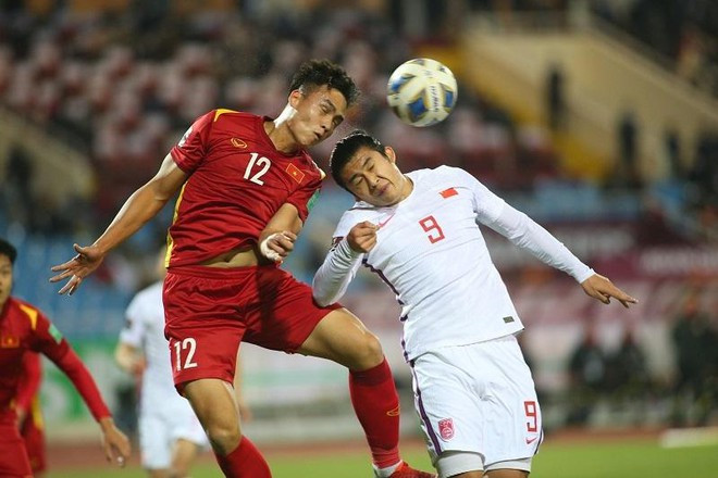 Đội tuyển Trung Quốc (áo trắng) tụt hạng sau trận thua Việt Nam ở vòng loại World Cup