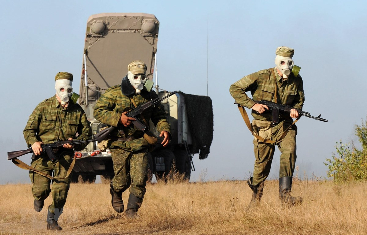 Binh sỹ Belarus tham gia một cuộc tập trận chung với binh sỹ Nga ở gần làng Volka, cách thủ đô Minsk 230km về phía Tây Nam. Ảnh: AFP/TTXVN