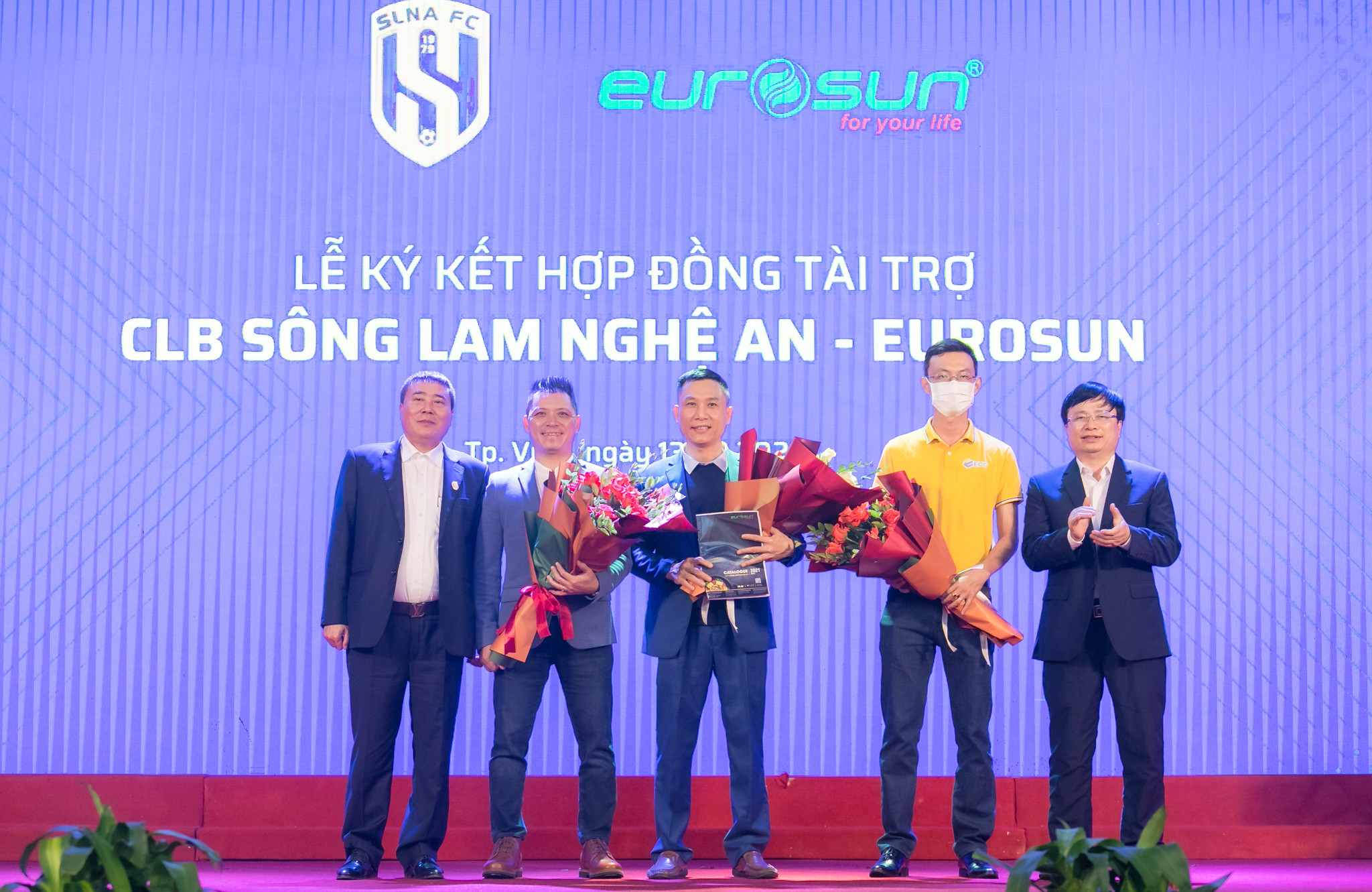 Đồng chí Bùi Đình Long và ông Trương Sỹ Bá tặng hoa cho các nhà tài trợ. Ảnh: Đức Anh