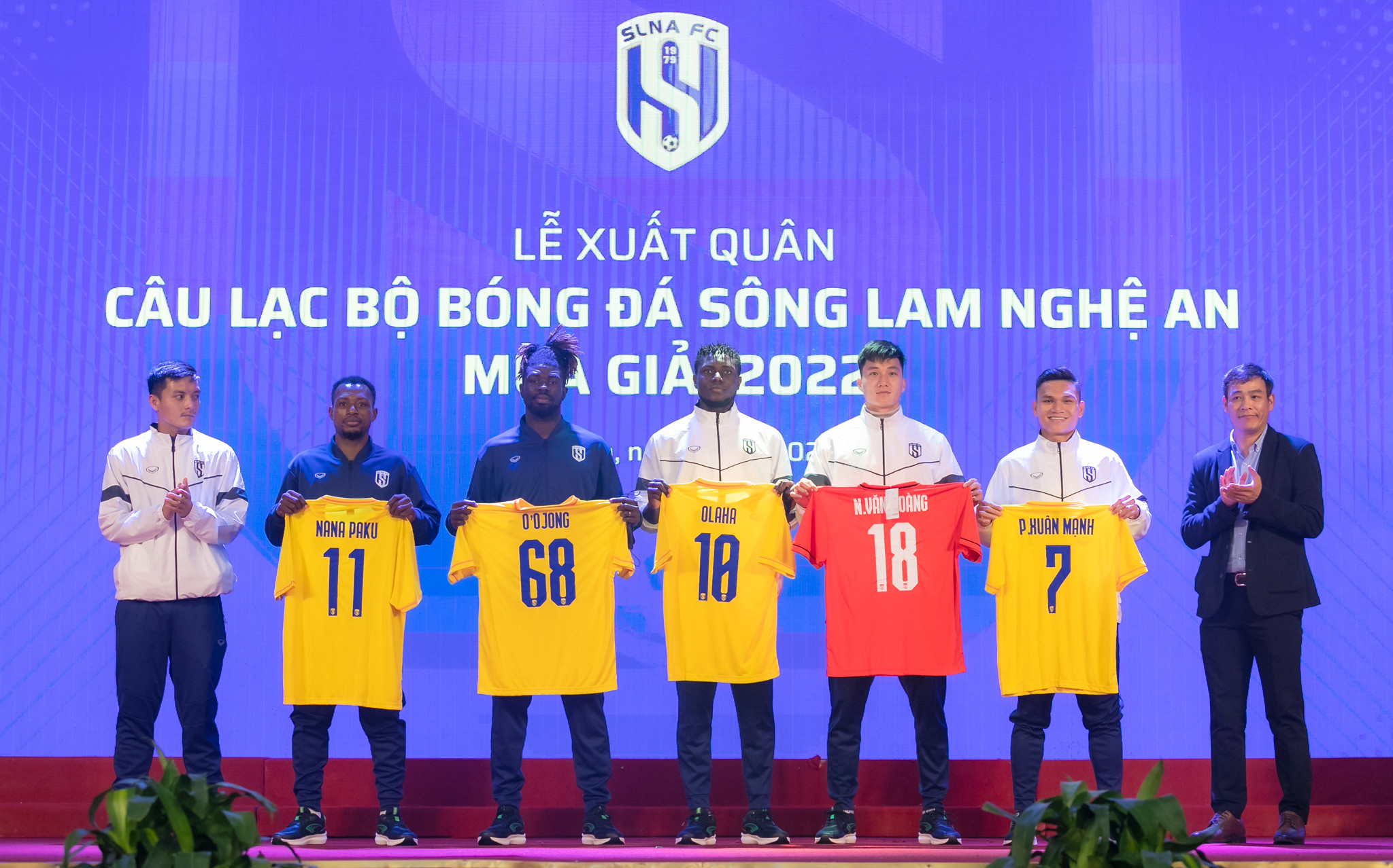 CLB SLNA trao áo đấu cho các cầu thủ gia hạn hợp đồng và ký kết mới trong mùa giải 2022. Ảnh: Đức Anh